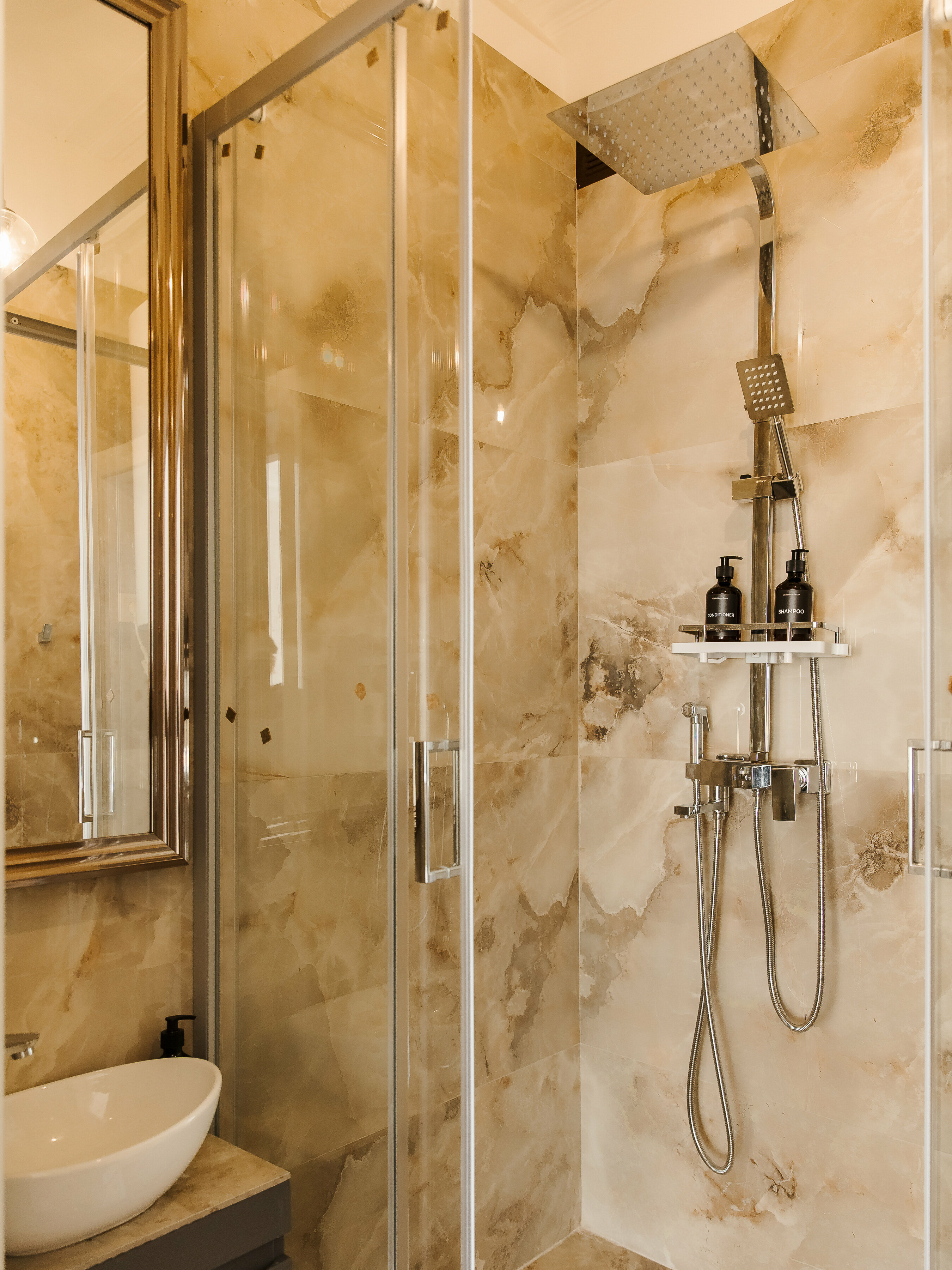 Огромный номер 35 метров c новым ремонтом, кроватью 160 на 200, удобным раскладывающимся диваном 160 на 200 и санузлом из мраморной плитки в номере