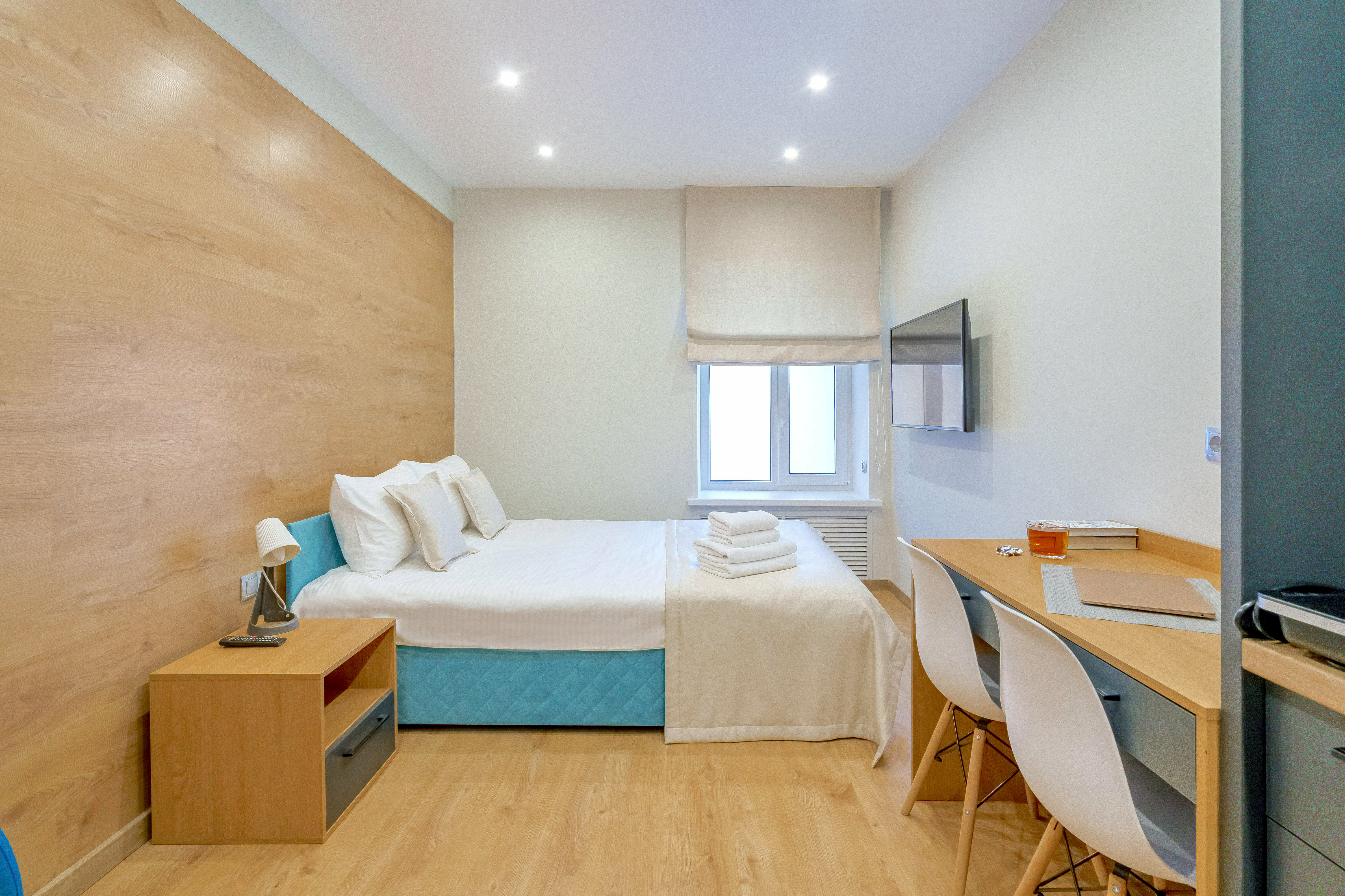 Номер с кроватью и креслом