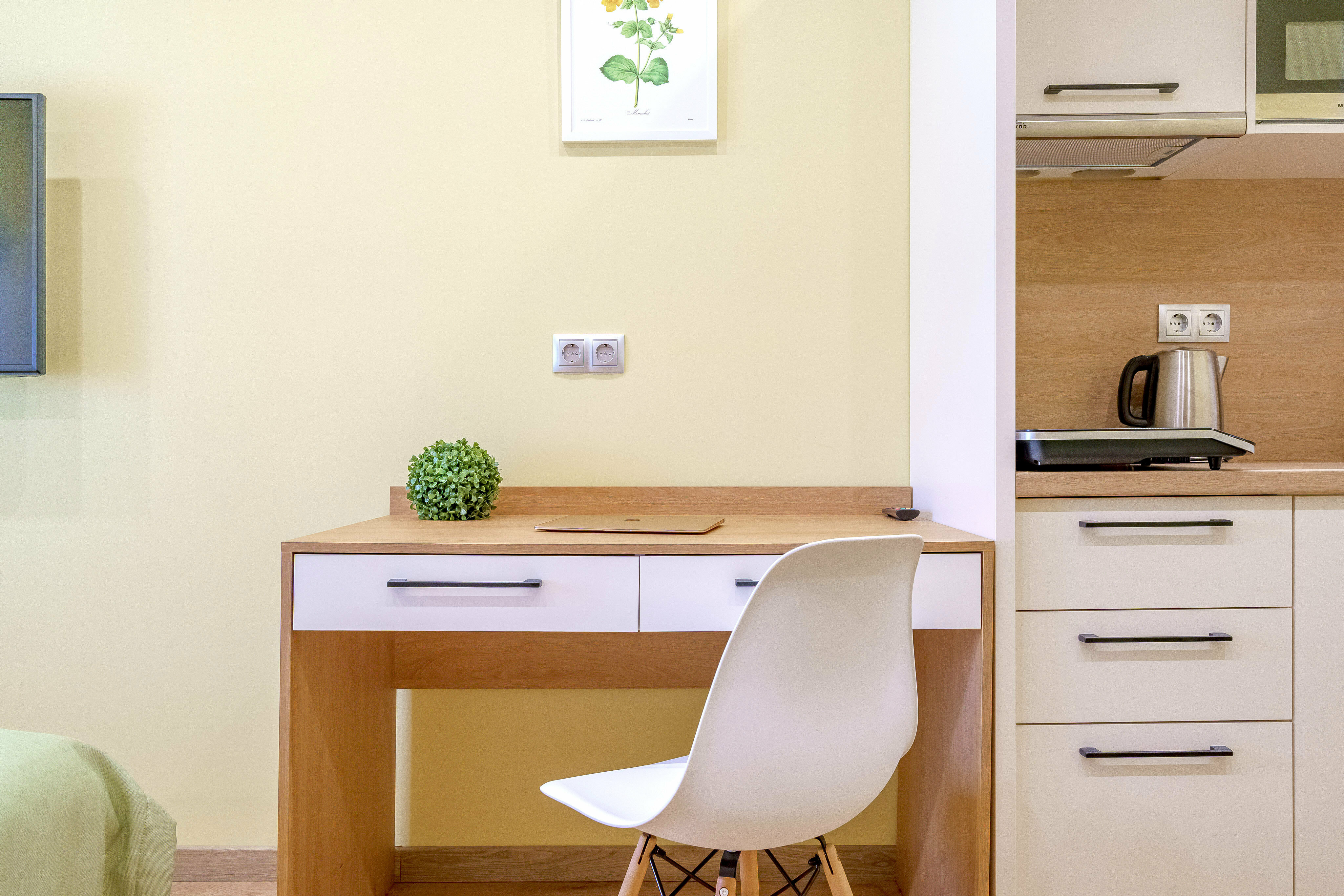 Номер с кроватью и креслом