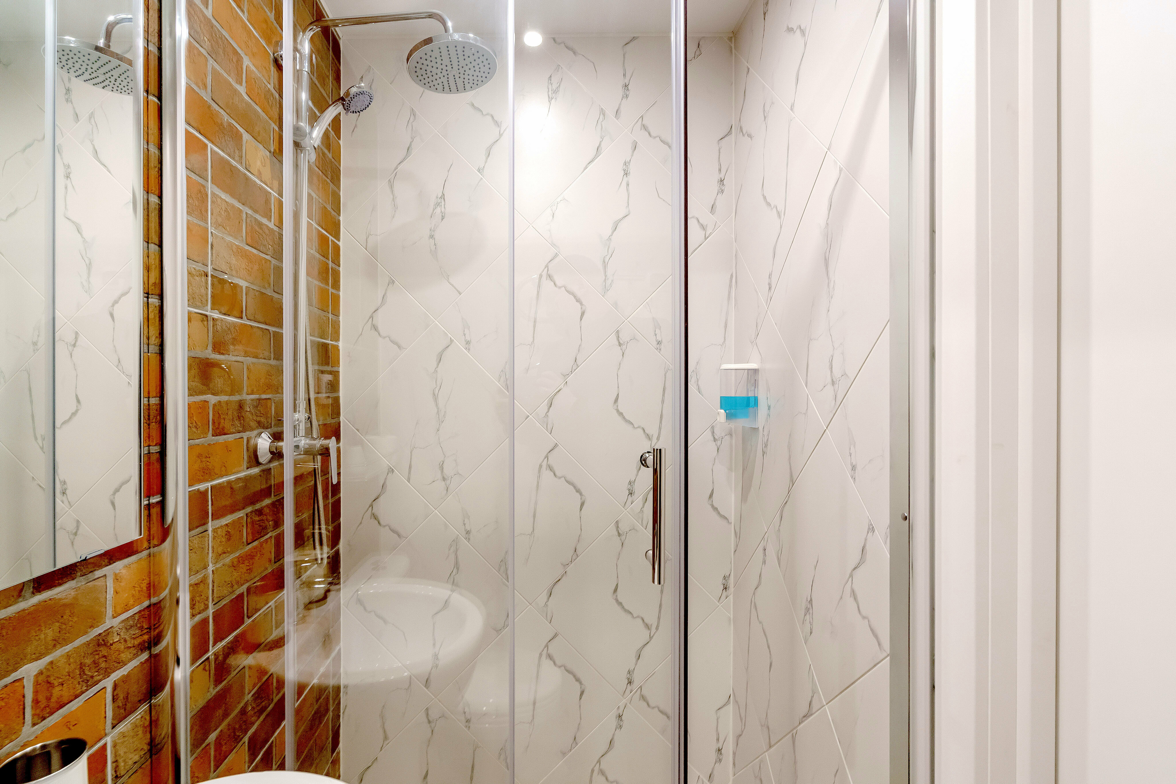 Номер с кроватью и креслом