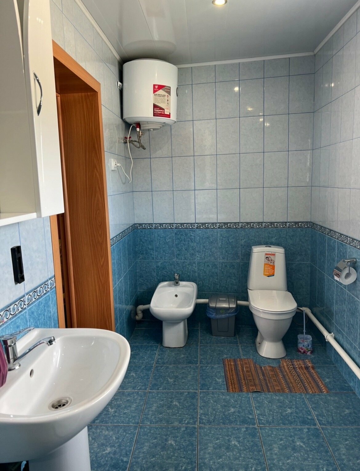 Номер с двуспальной кроватью и раскладным диваном с душем и туалетом на первом этаже с отдельным входом