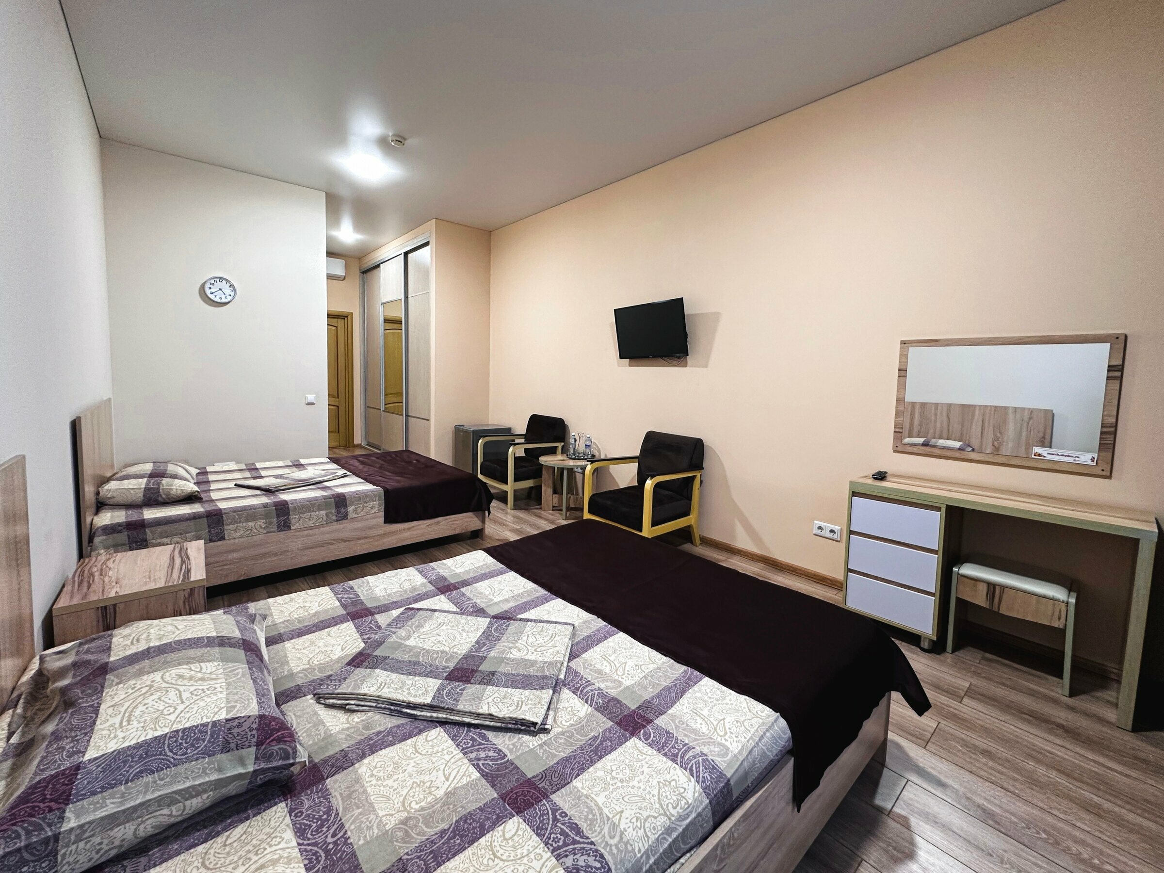 Стандартный двухместный номер с 2 отдельными кроватями и общей ванной комнатой