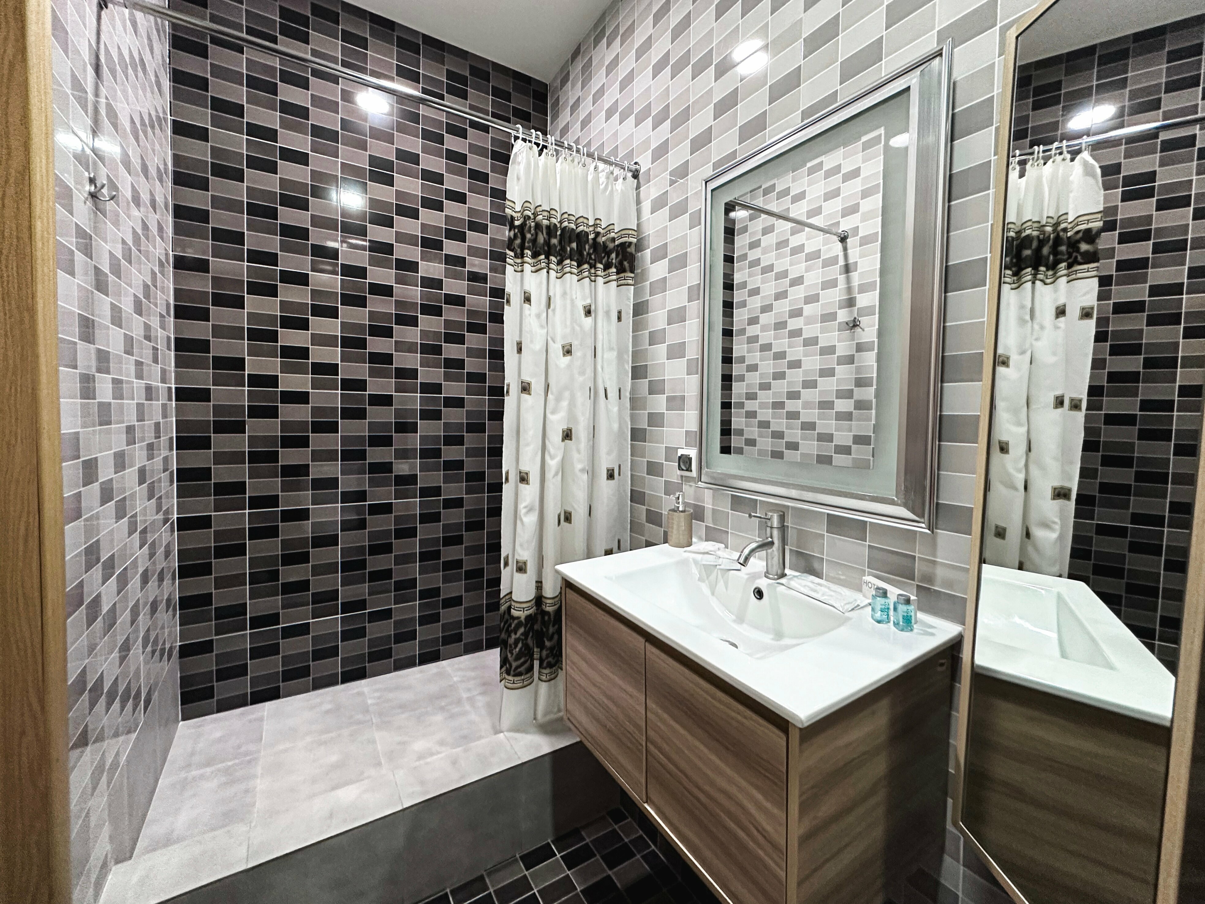 Стандартный двухместный номер с 2 отдельными кроватями и общей ванной комнатой