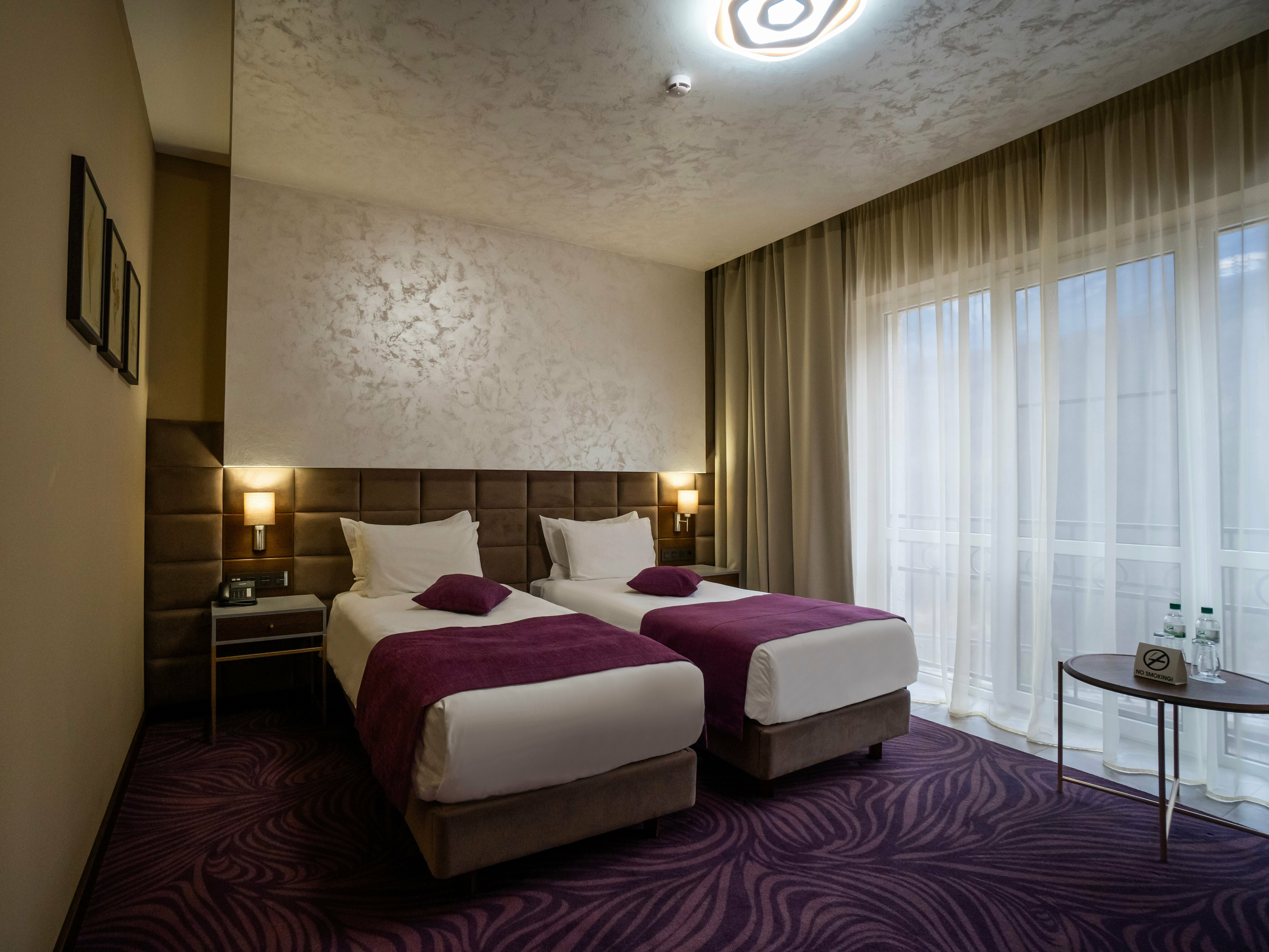 СТАНДАРТНЫЙ НОМЕР  С ДВУМЯ РАЗДЕЛЬНЫМИ КРОВАТЯМИ