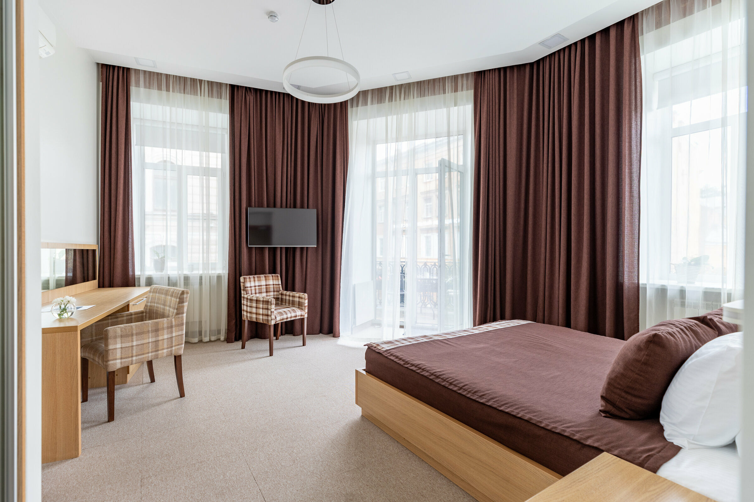 Люкс с кроватью размера «king-size» и балконом