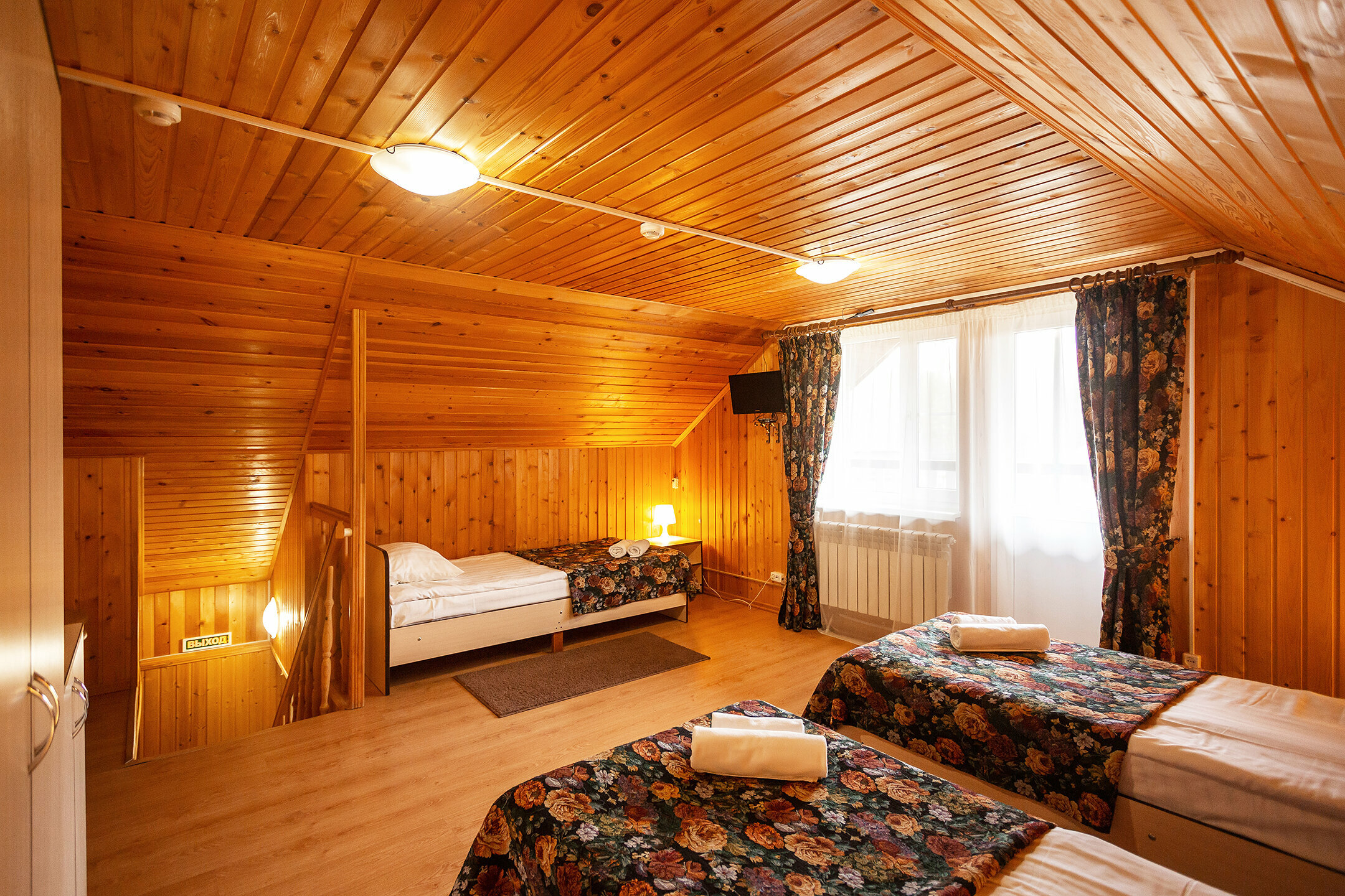 Двухуровневый трехместный номер