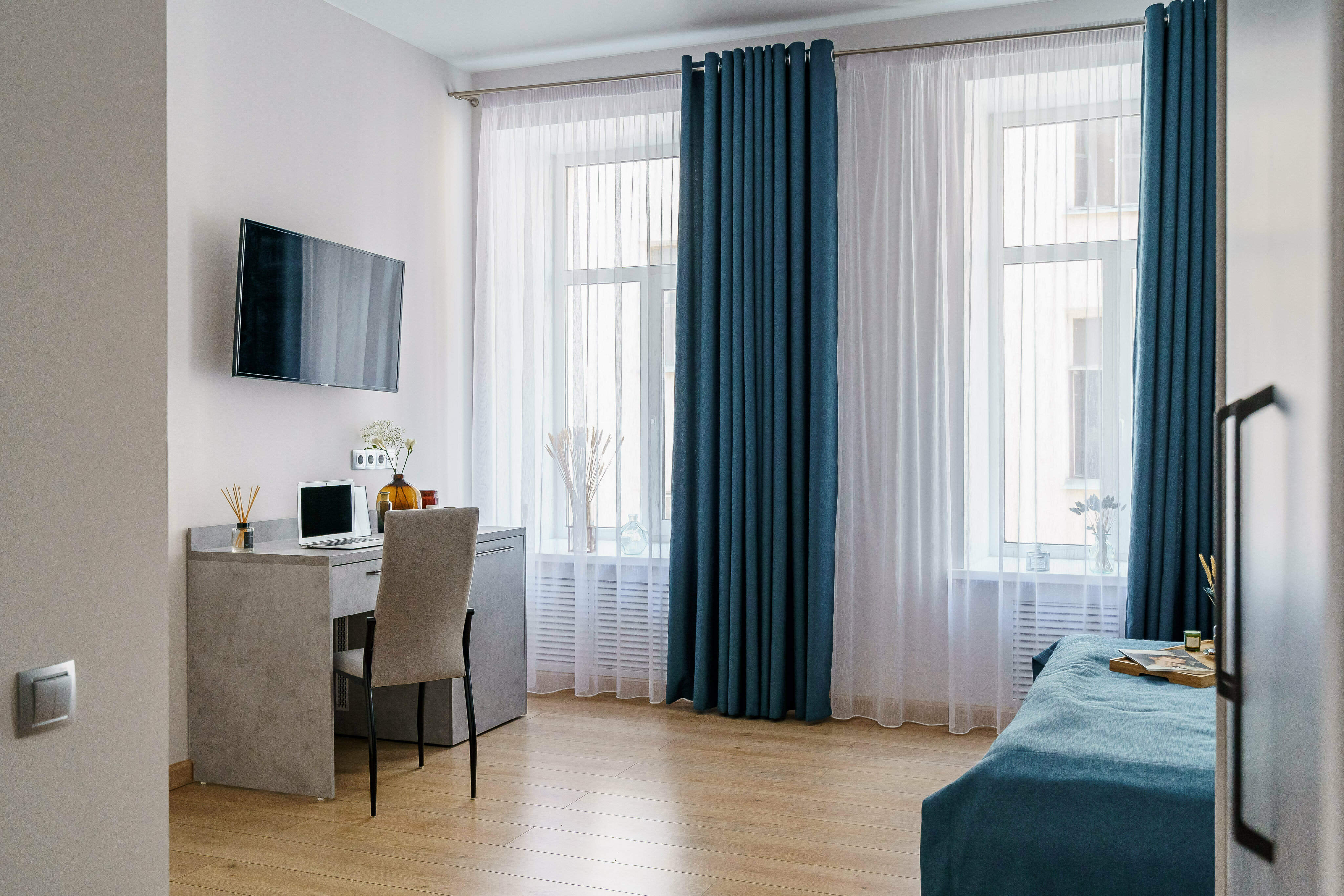 Просторный номер с кроватью и диваном