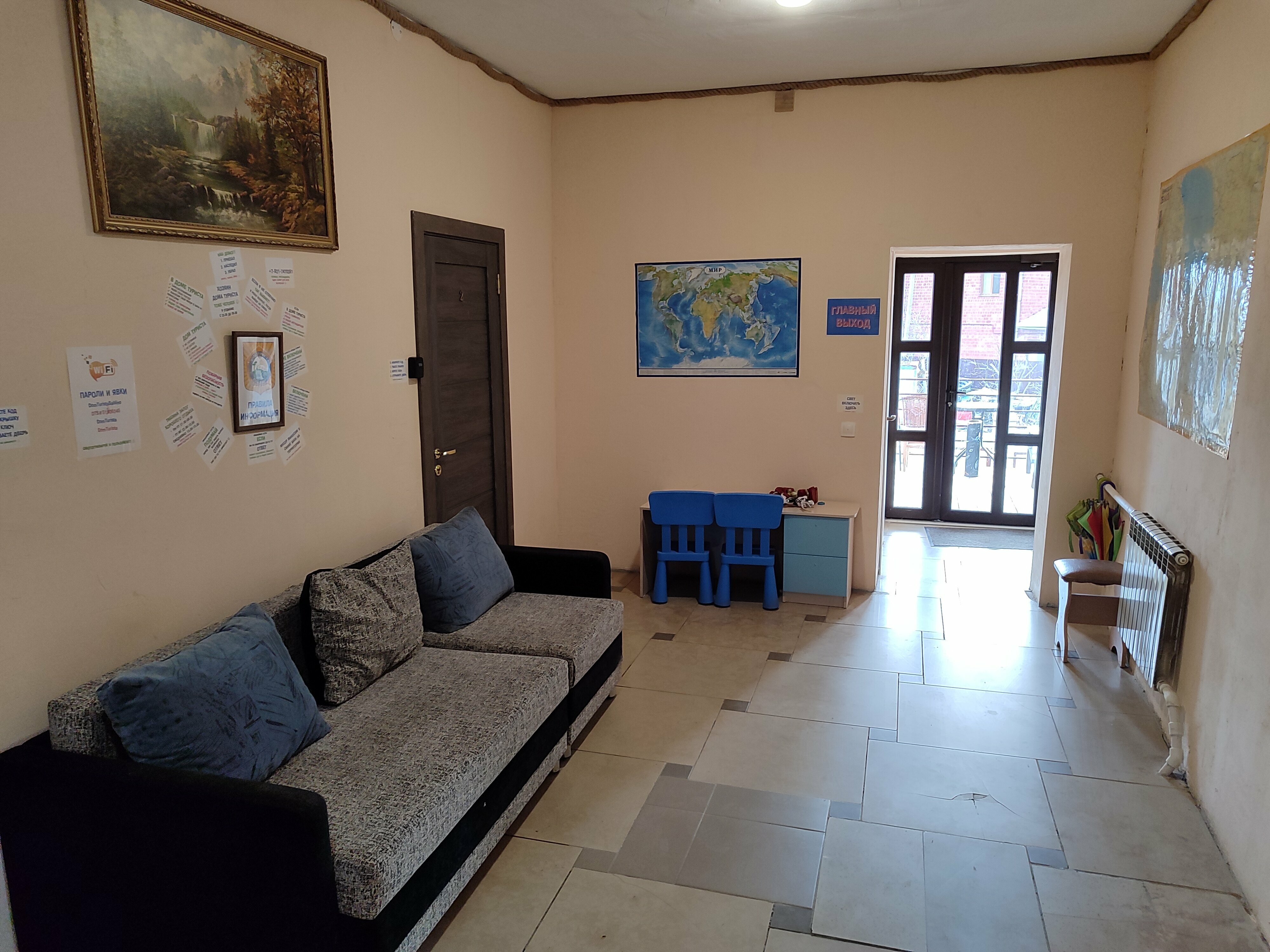 "Окно в Саблино", комната, эконом, трехместная, односпальные кровати + кресло-кровать, Wi-Fi, удобства на 5 комнат, 15 кв/м, 2 этаж