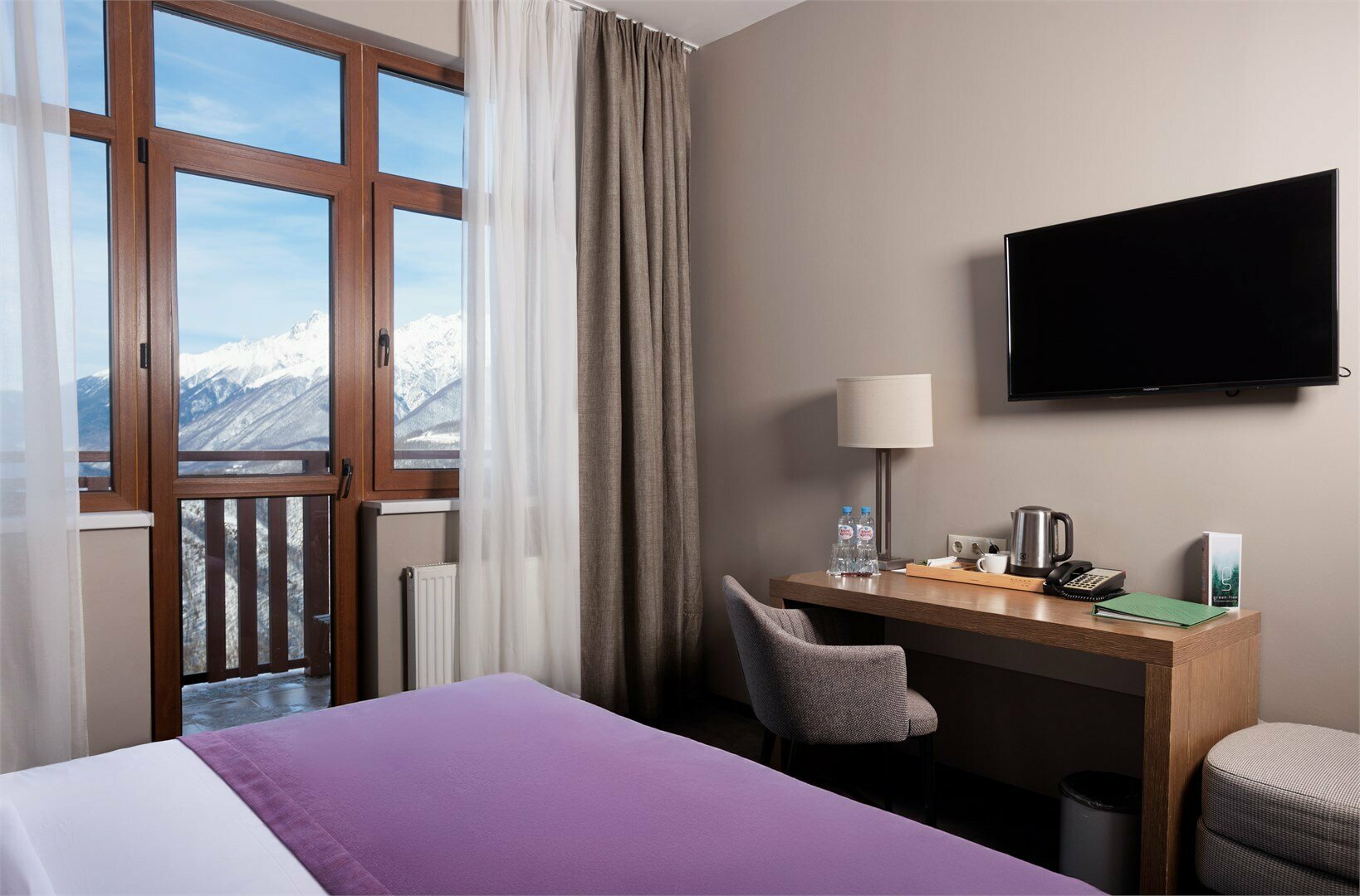 GRAND PREMIER с одной двуспальной кроватью и видом на горы (с балконом)