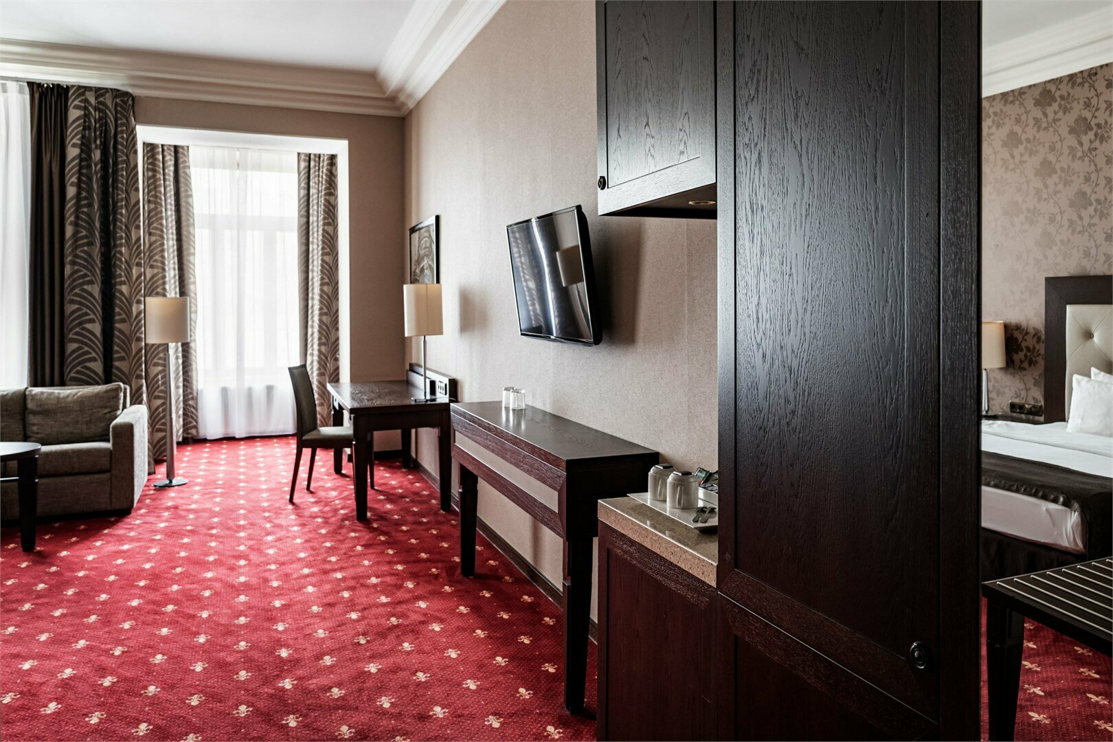 Номер Делюкс с одной большой кроватью и диван-кроватью