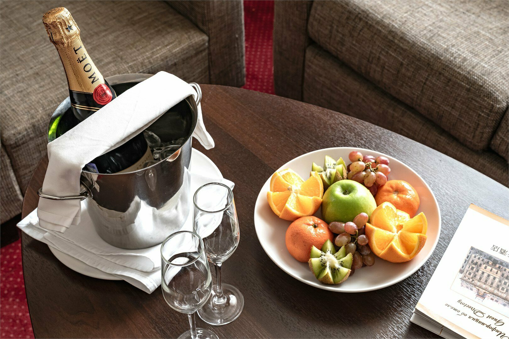 Номер Делюкс с одной большой кроватью и диван-кроватью