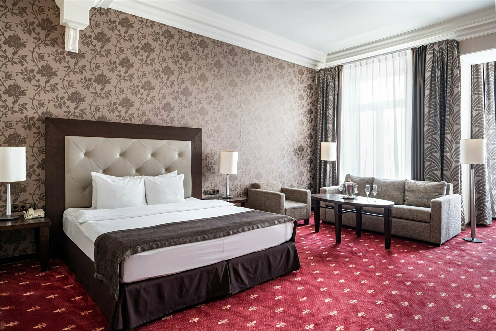 Номер Делюкс с одной большой кроватью и диван-кроватью