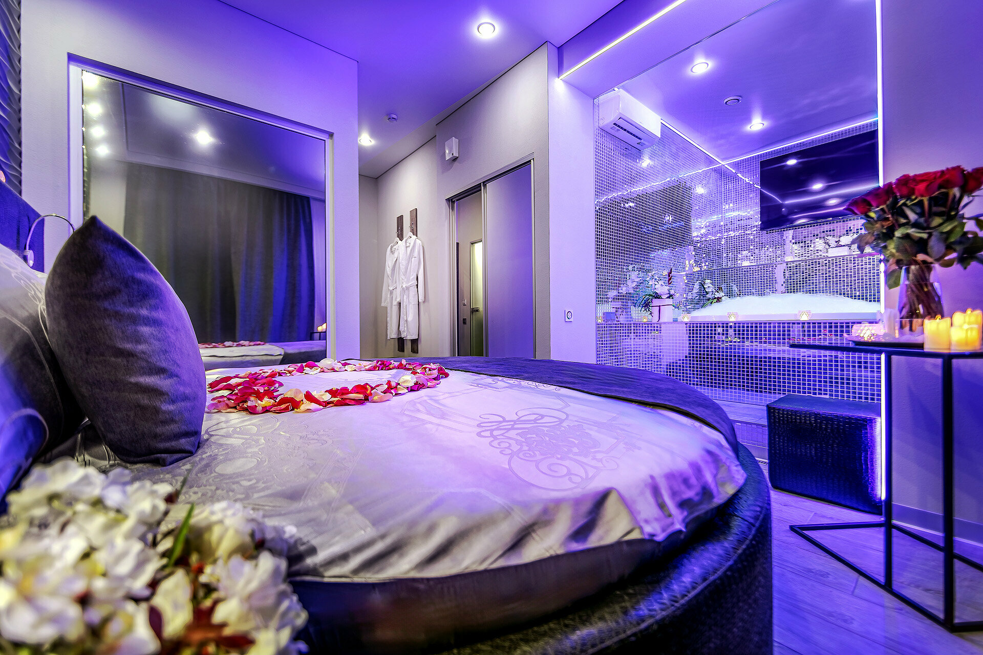 Двухместный номер с 1 кроватью и гидромассажной ванной (только для взрослых)