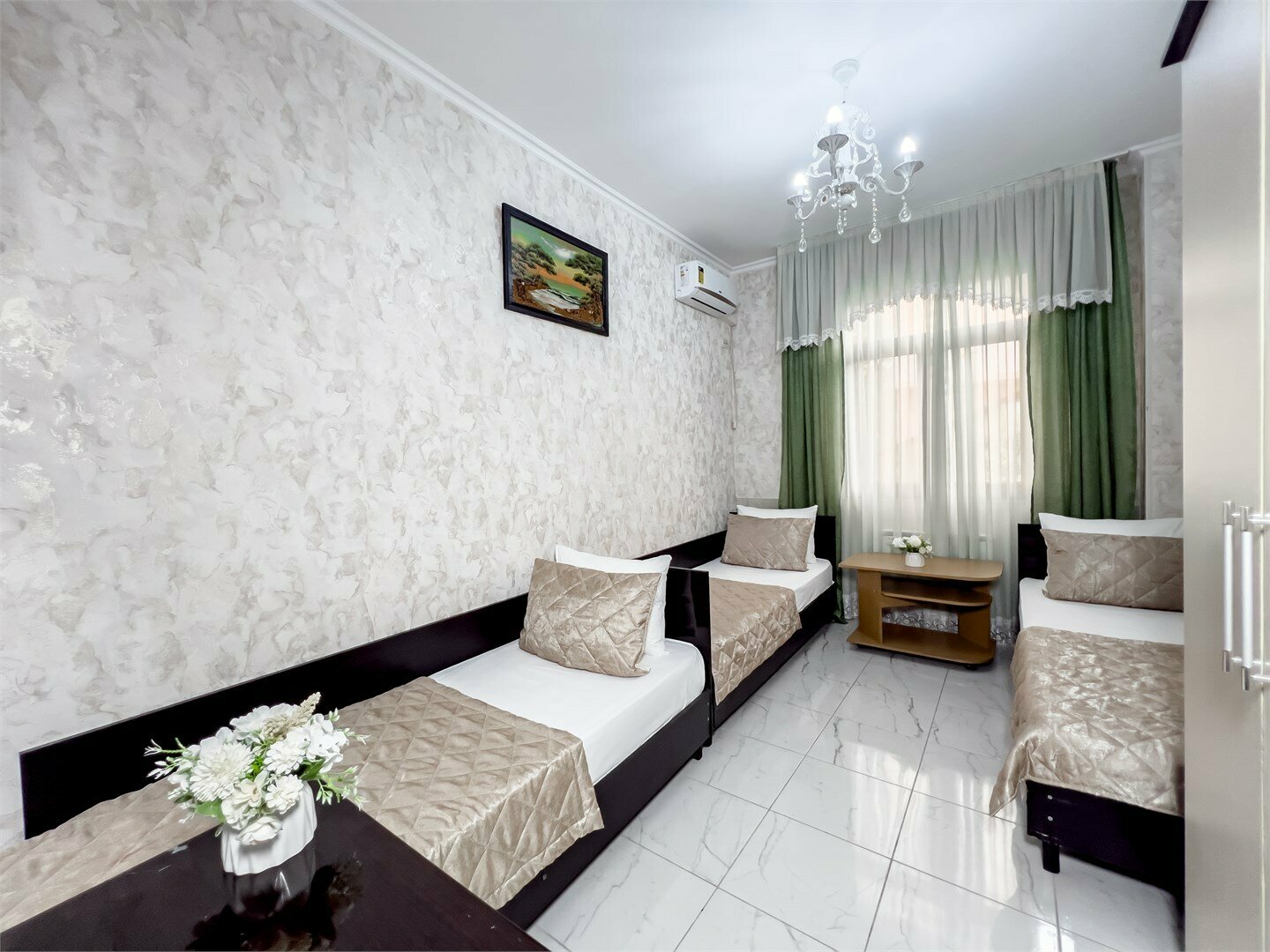 Бюджетный с ванной комнатой на этаже