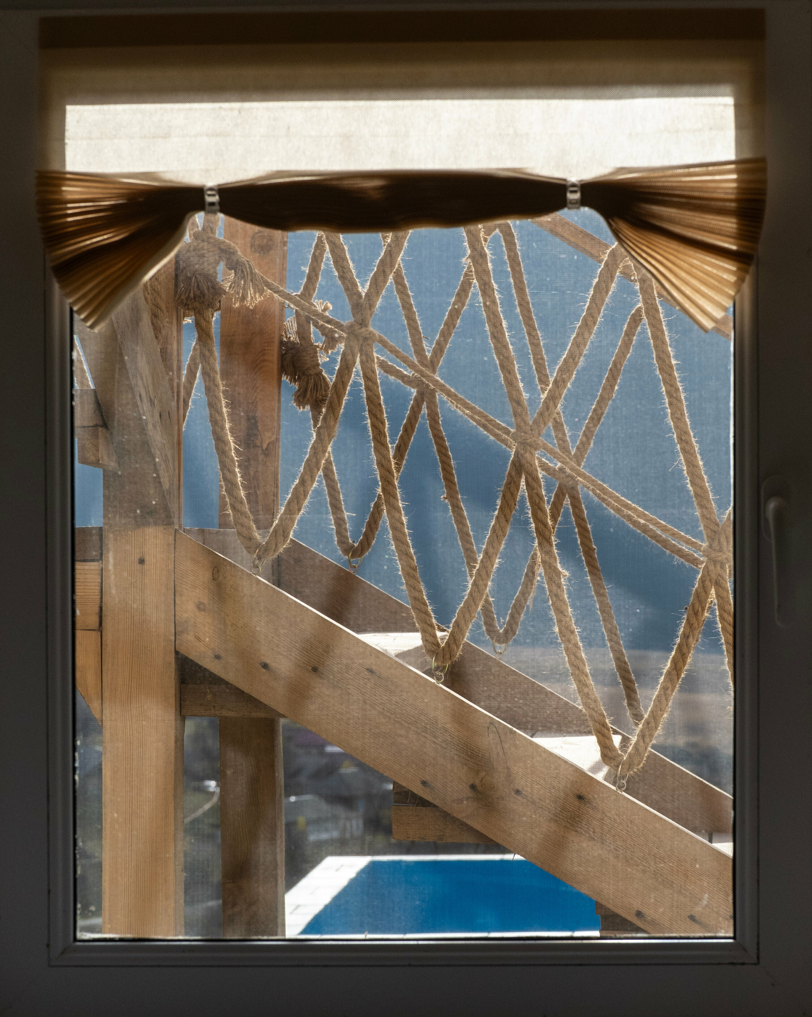 Койко-место в номере с видом на горы с четырьмя кроватями