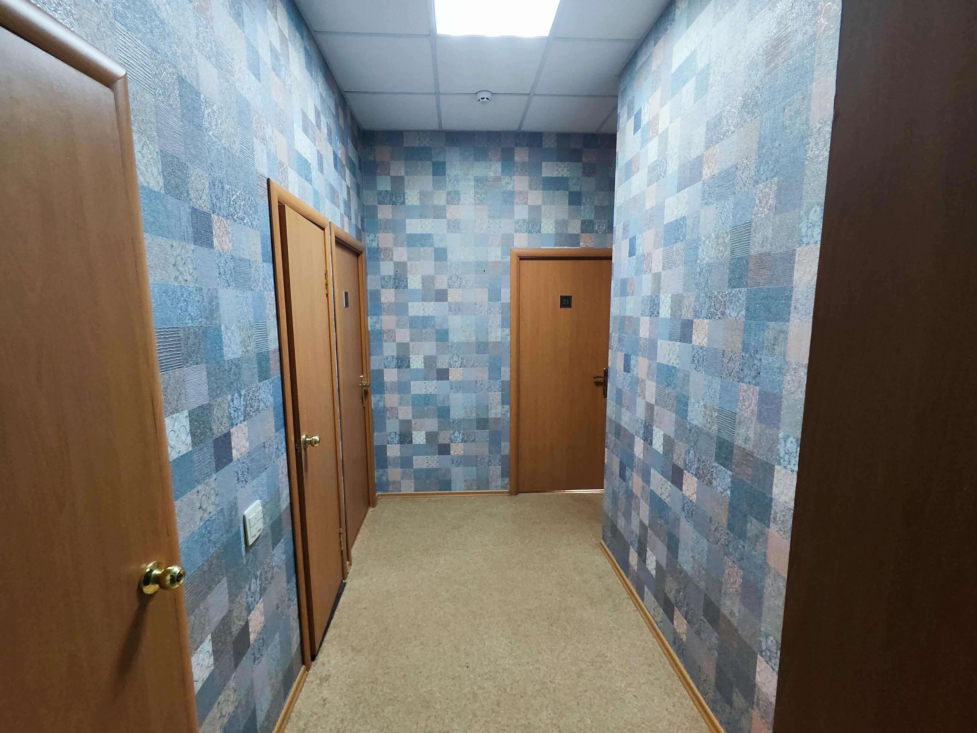 Трехместный номер эконом-класса с общей ванной комнатой