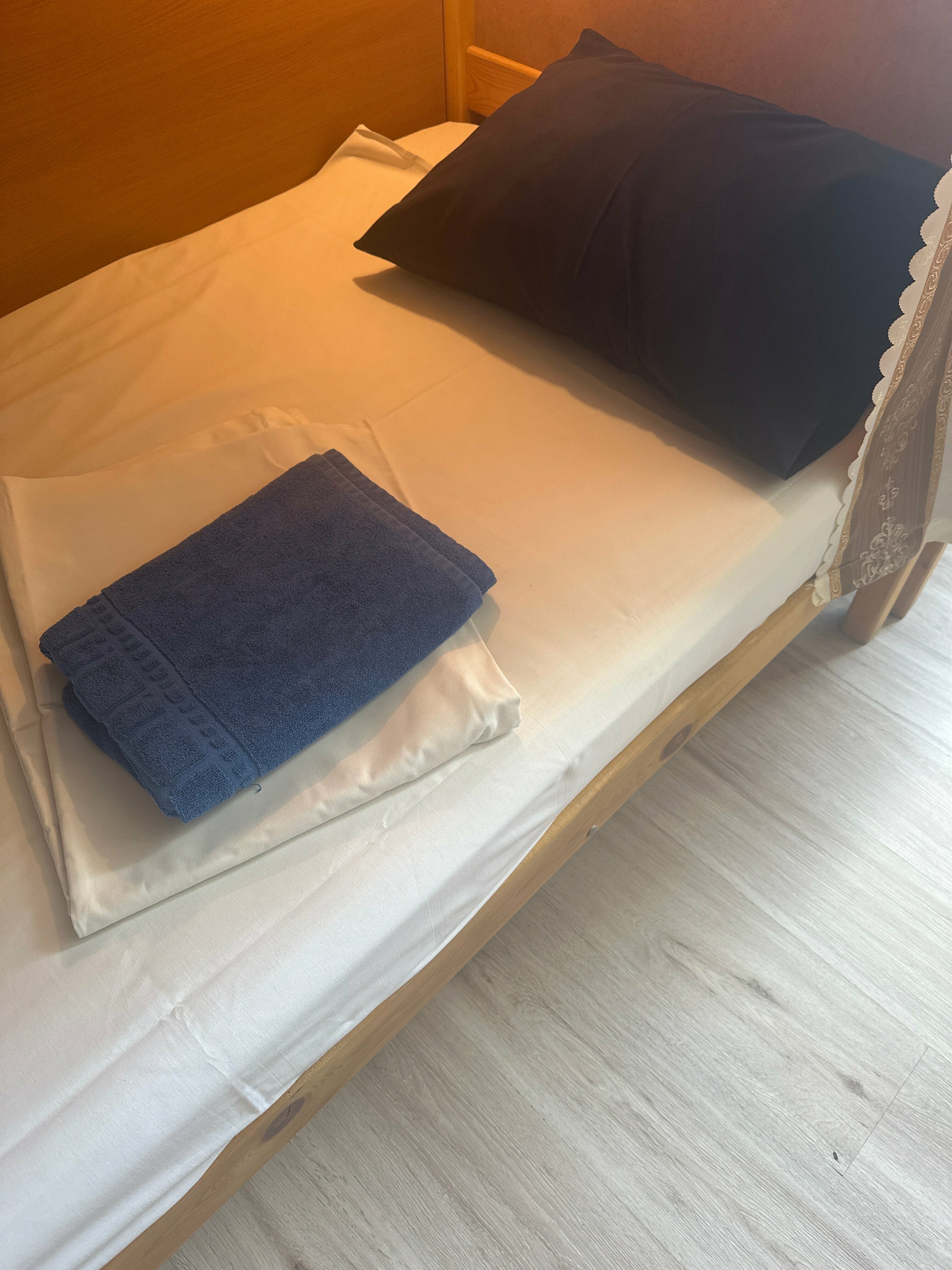 Спальное место на двухъярусной кровати в общем номере для мужчин