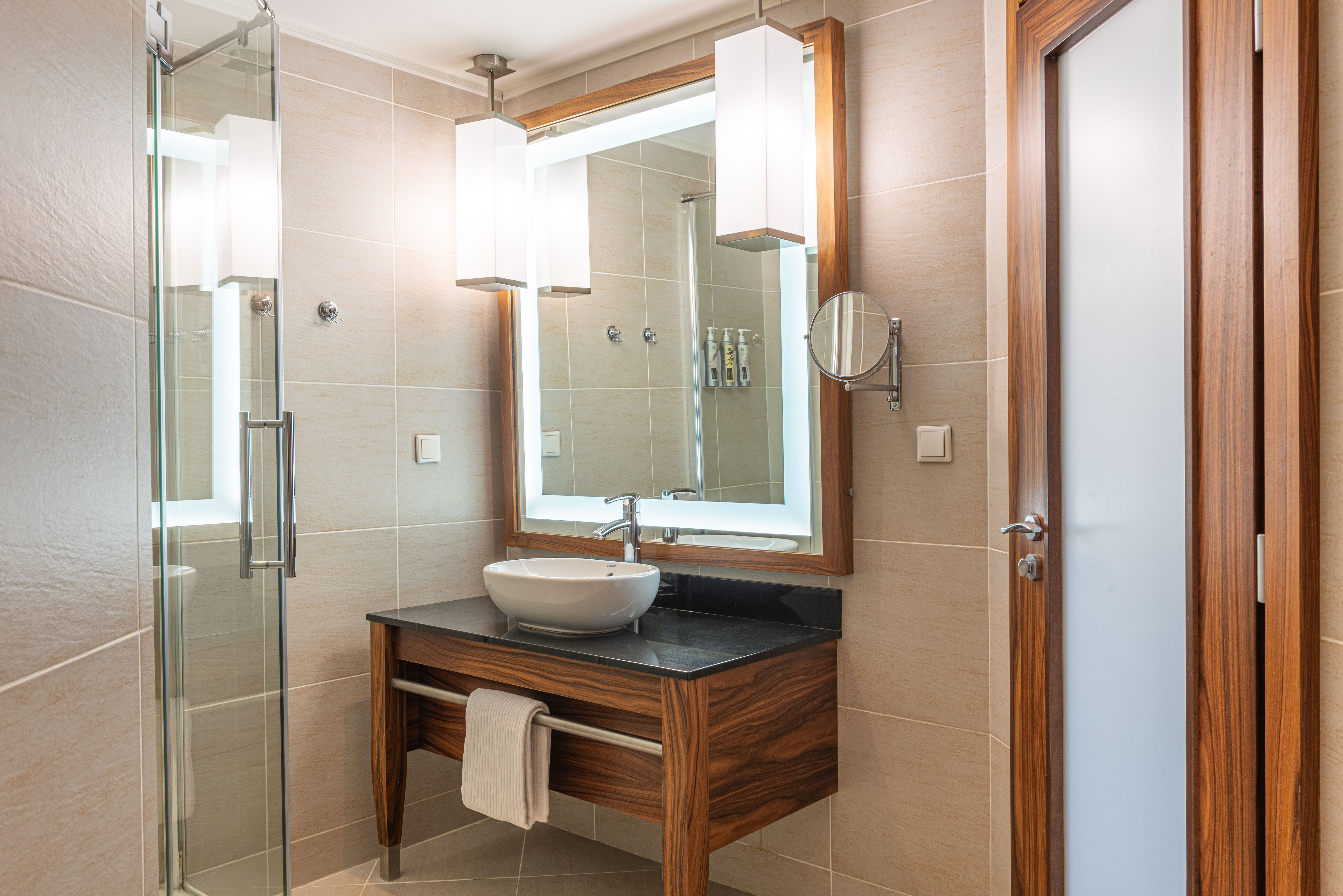 Угловой Люкс