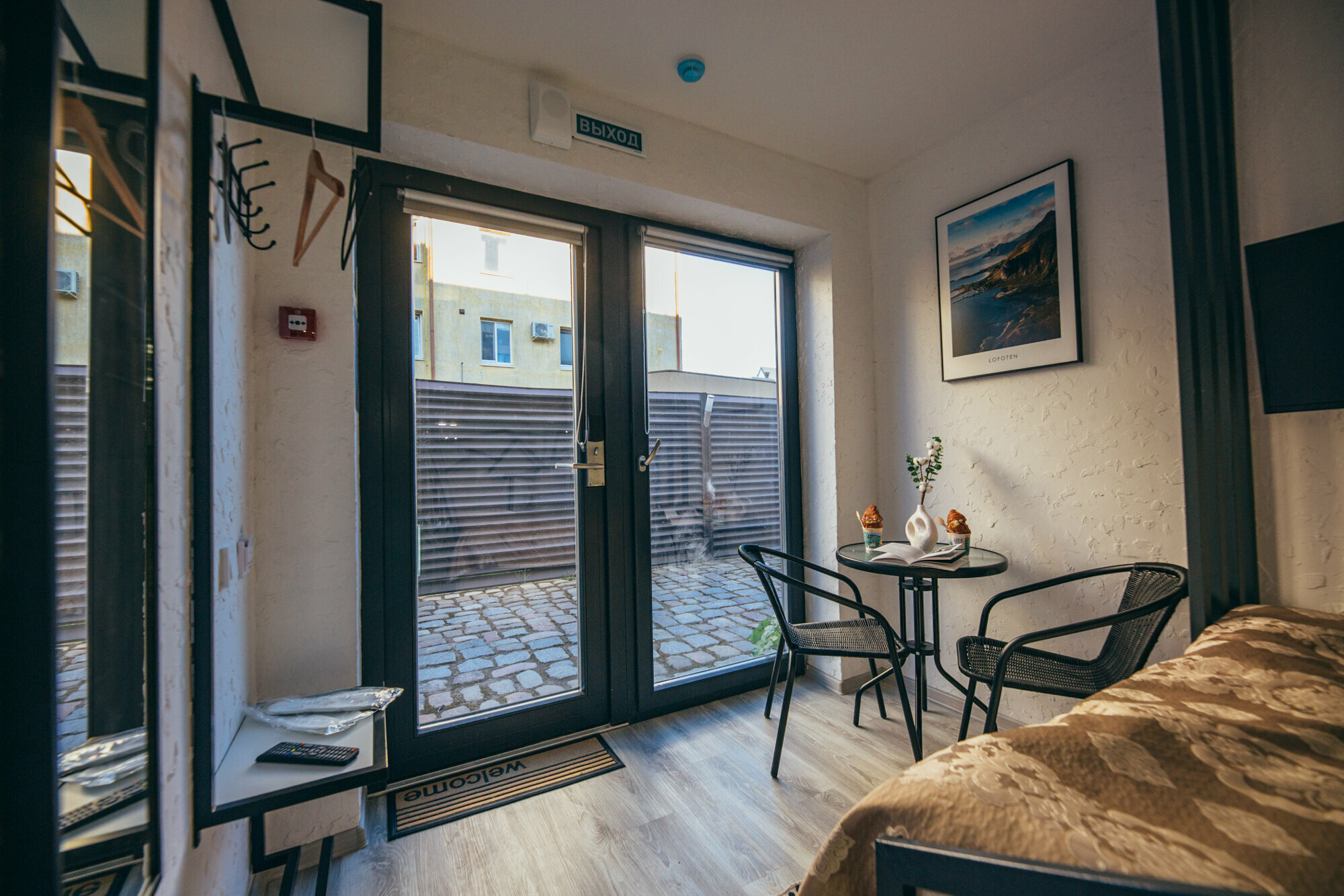 Мини-студия с отдельным выходом во двор