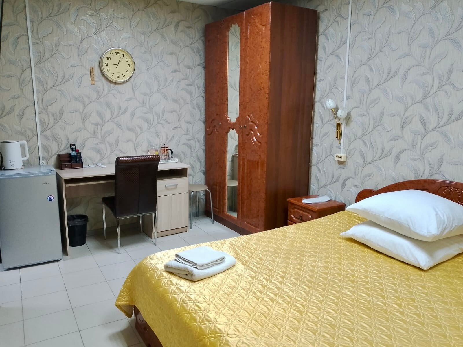 Двухместный номер с одной большой двуспальной кроватью, полулюкс, второй категории