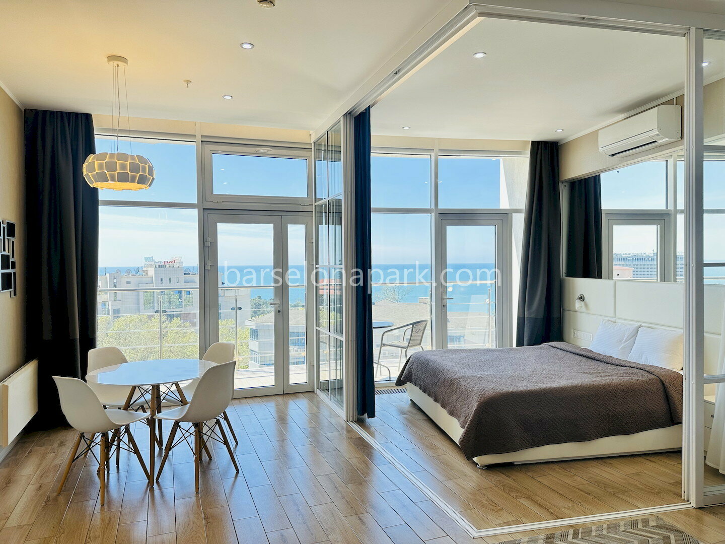 Невероятная студия с видом на море