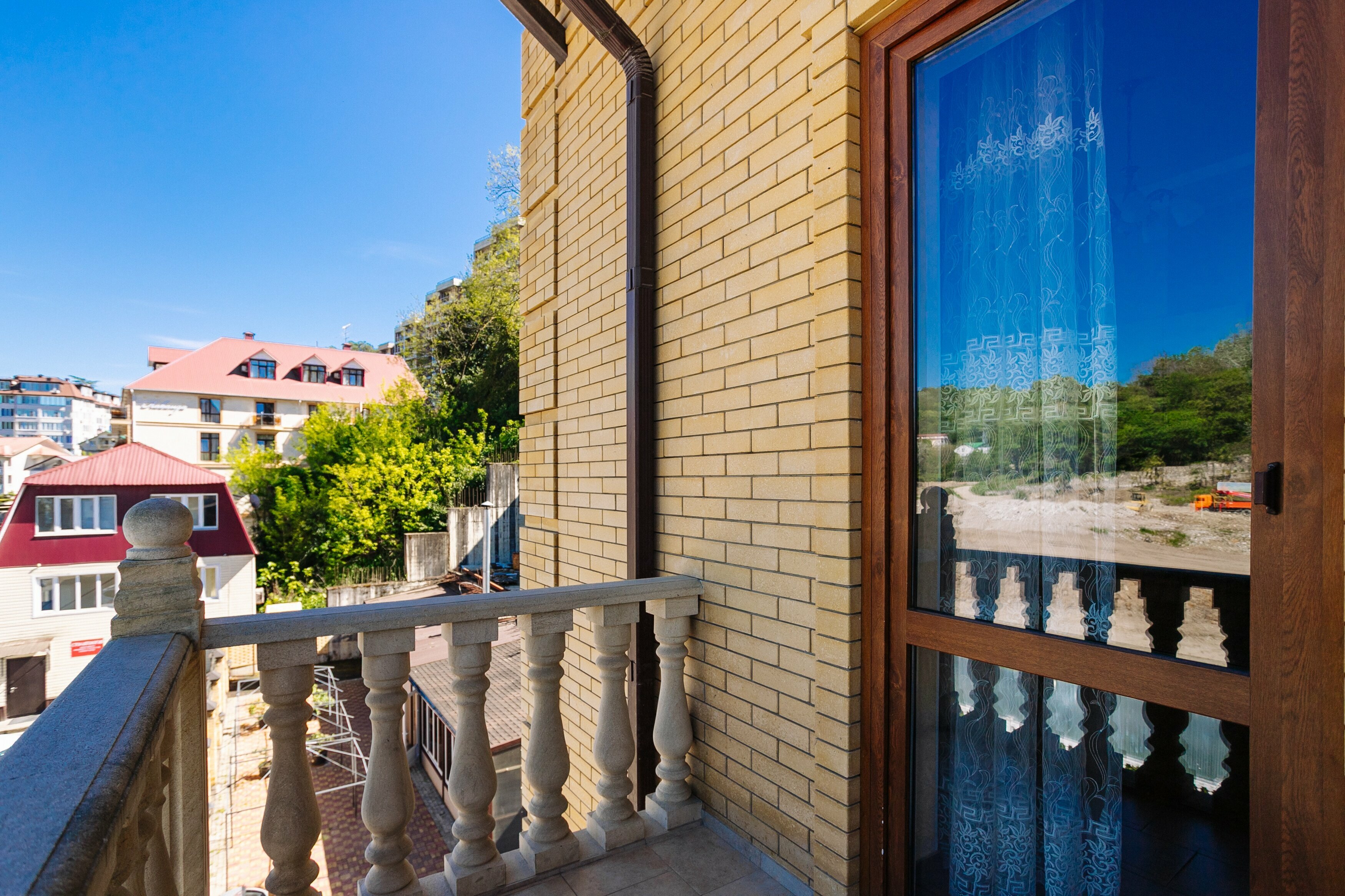 Апартаменты с отдельной спальней ,кухней ,балконом до 4 гостей( экскурсия в подарок)