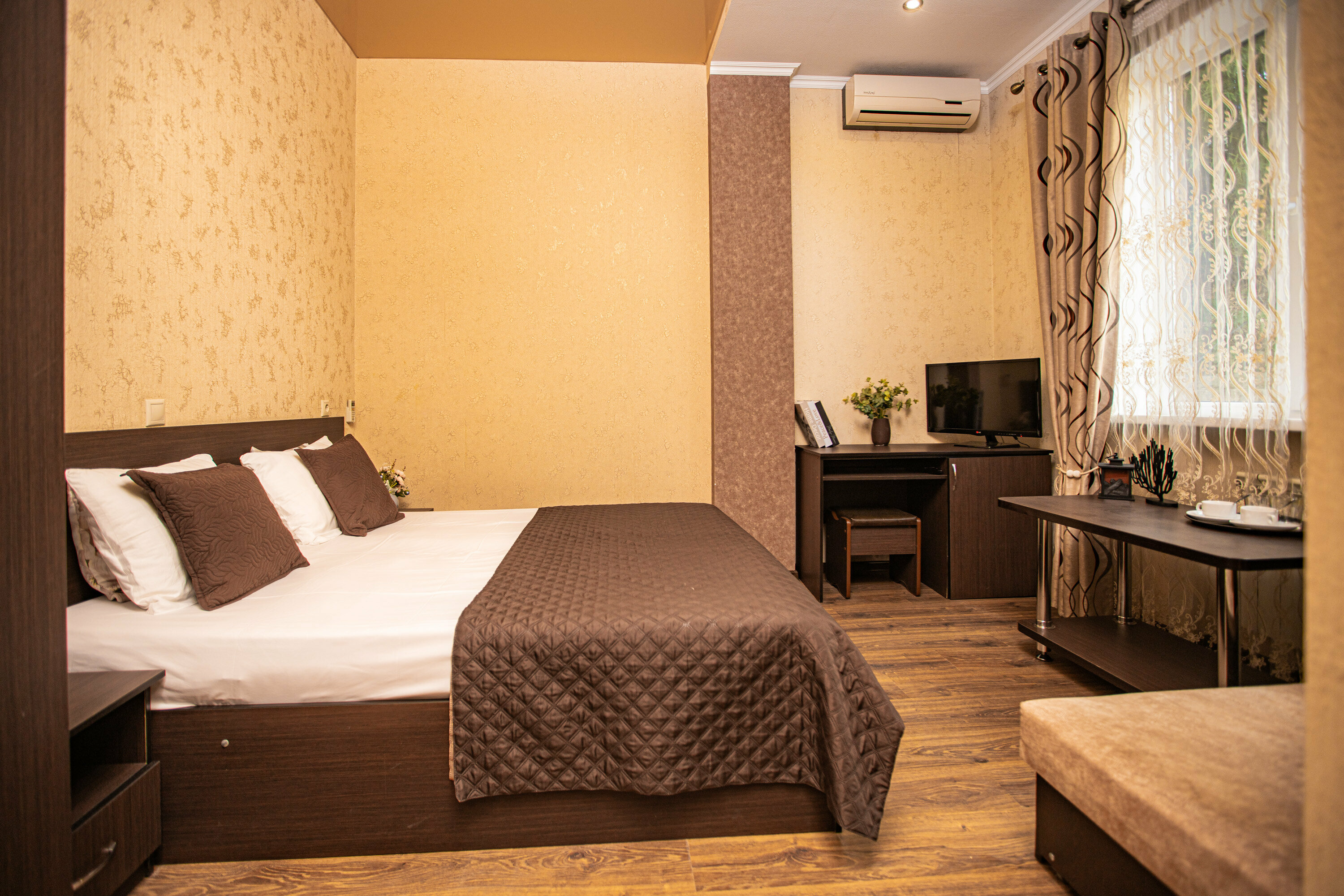 Комфорт трёхместный с двуспальной кроватью и доп.местом ( экскурсия в подарок)