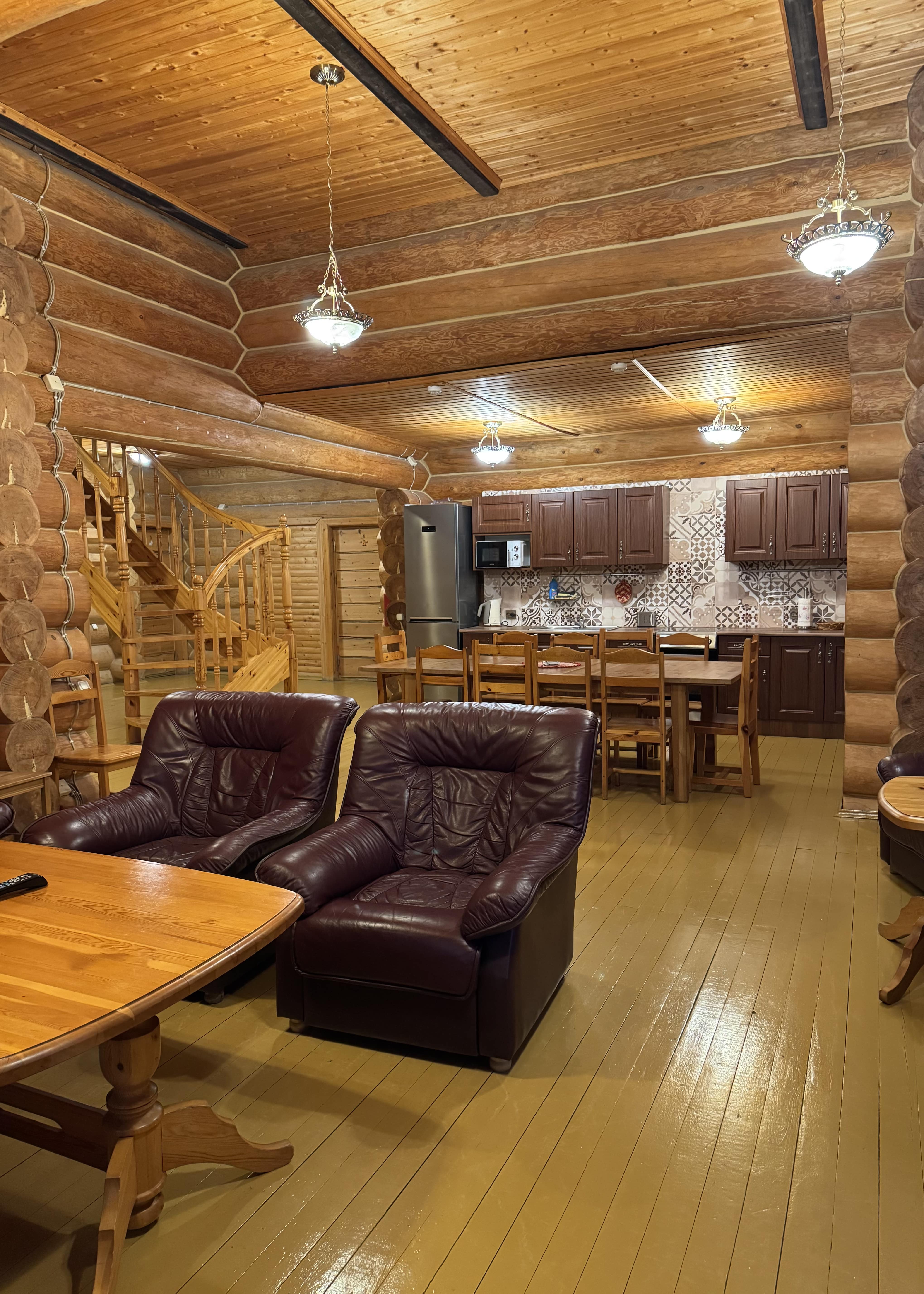 Двухместный номер с одной двуспальной кроватью, туалетом в комнате  и общим холом