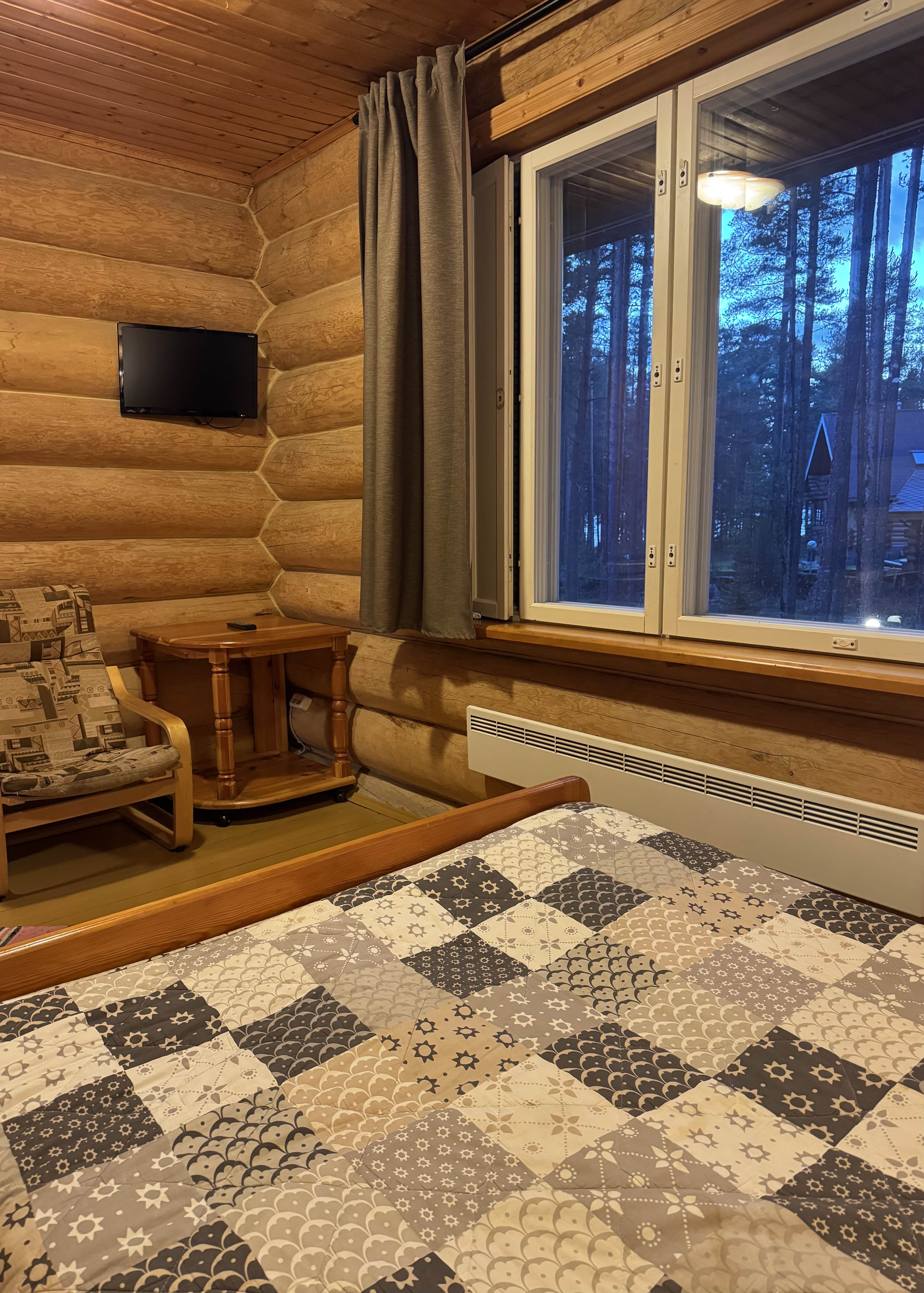 Двухместный номер с одной двуспальной кроватью, туалетом в комнате  и общим холом