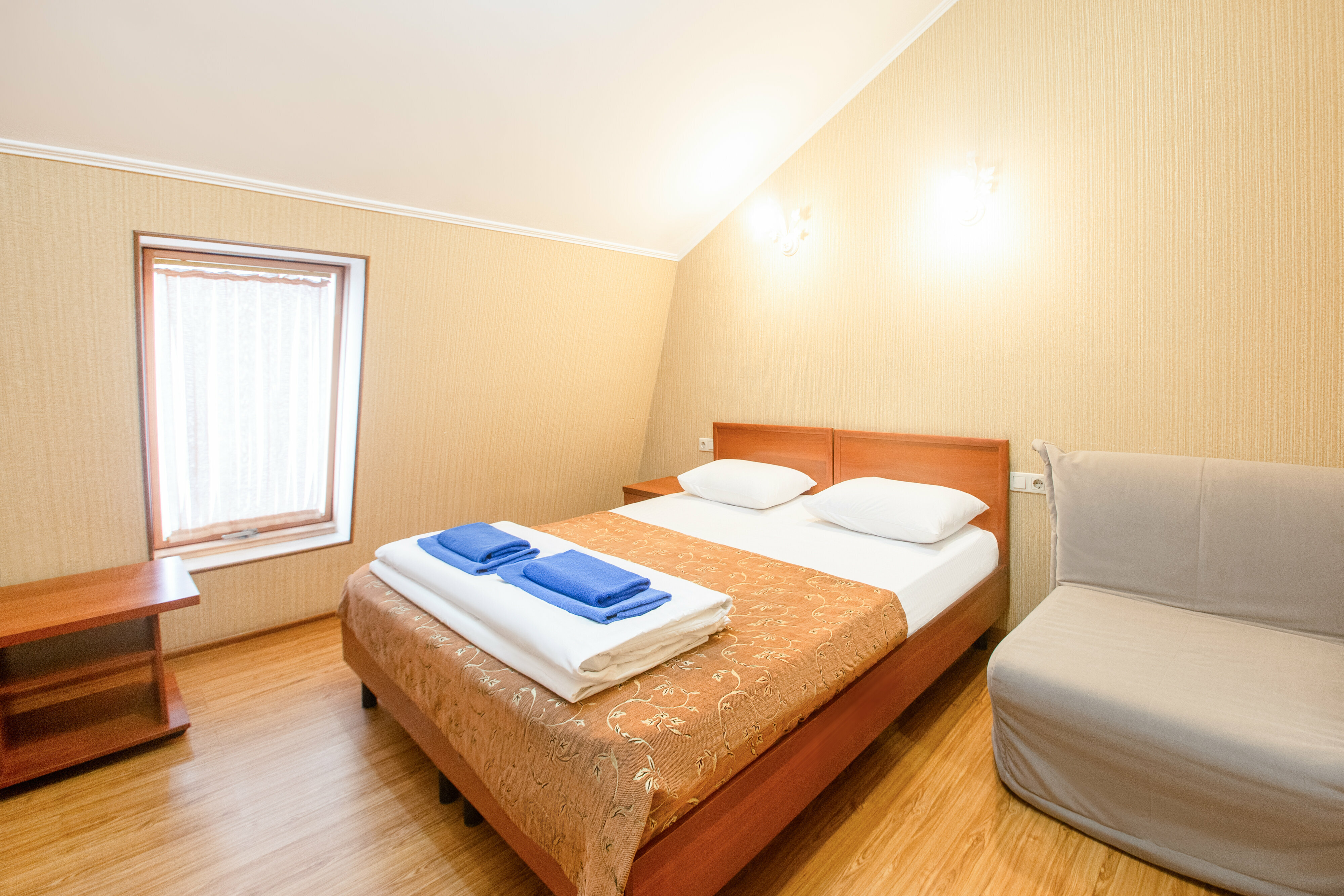 Молодежный номер с видом на ул. Ленина