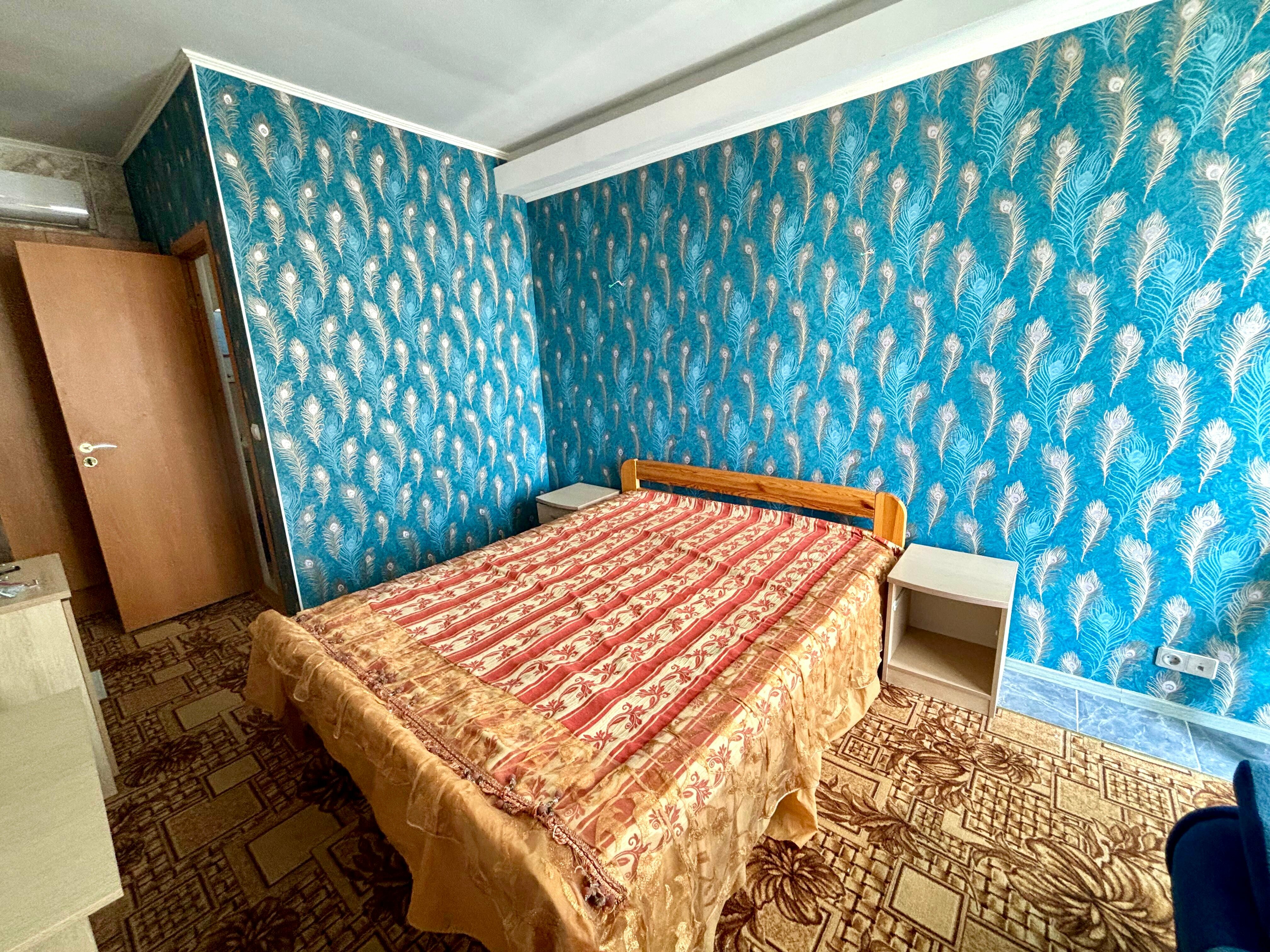 Двухместный номер с двуспальной кроватью и дополнительной кроватью