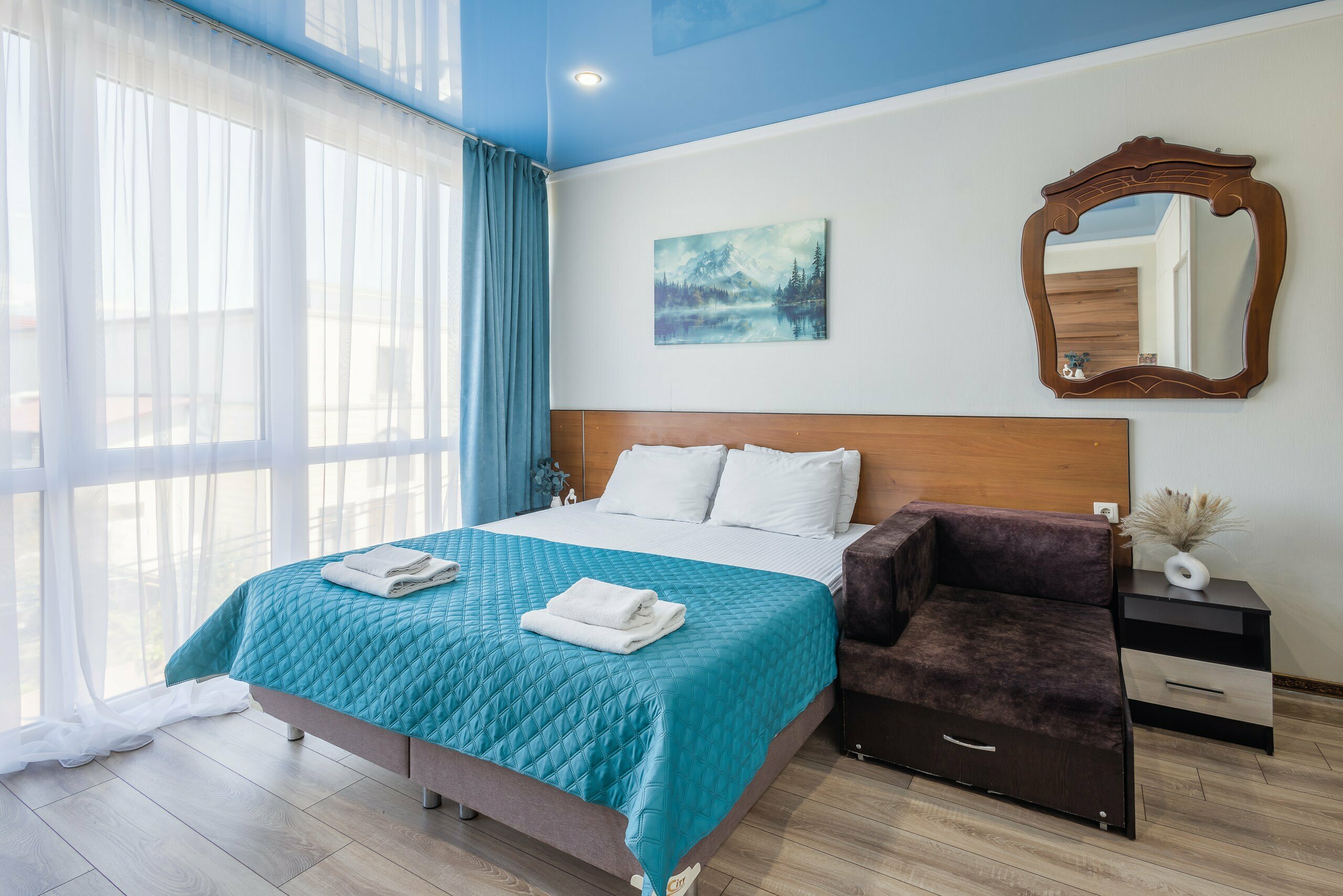 Трехместный полулюкс с балконом с видом на горы