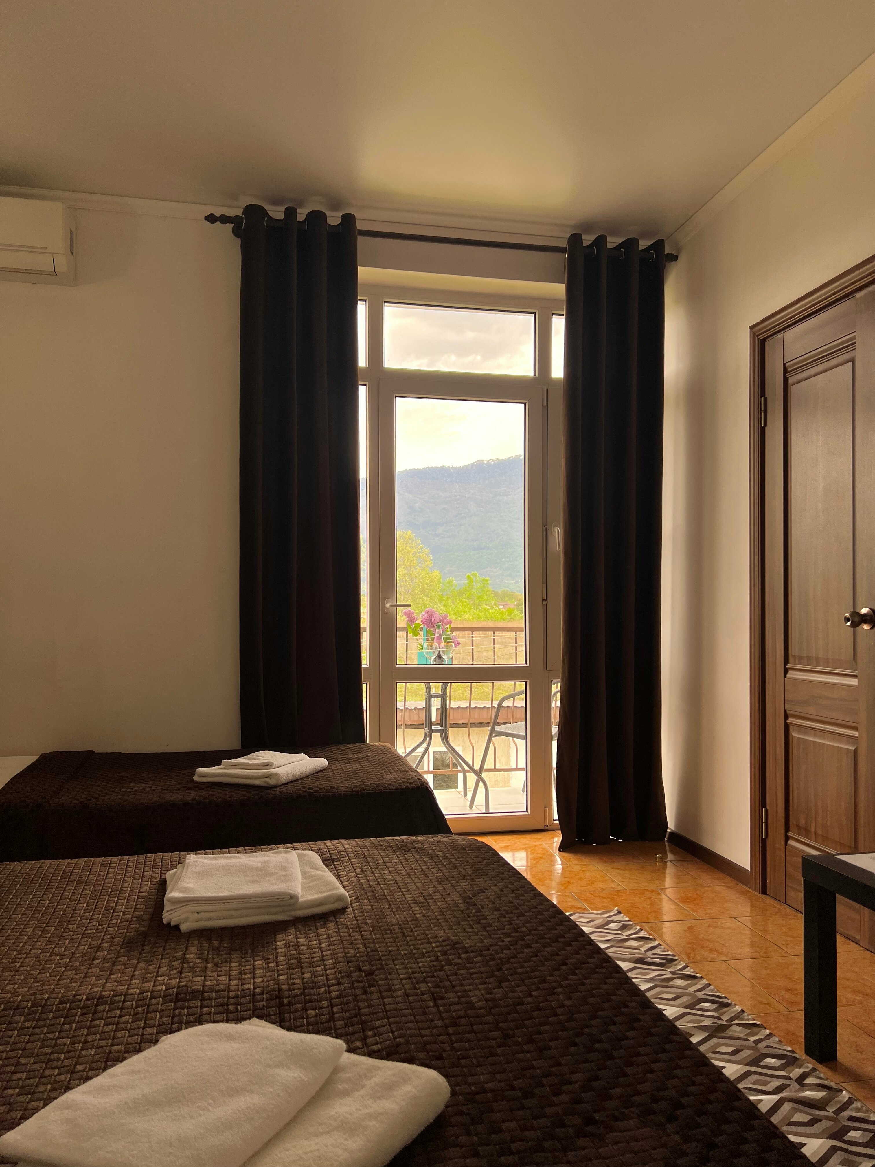 Трехместный номер с балконом