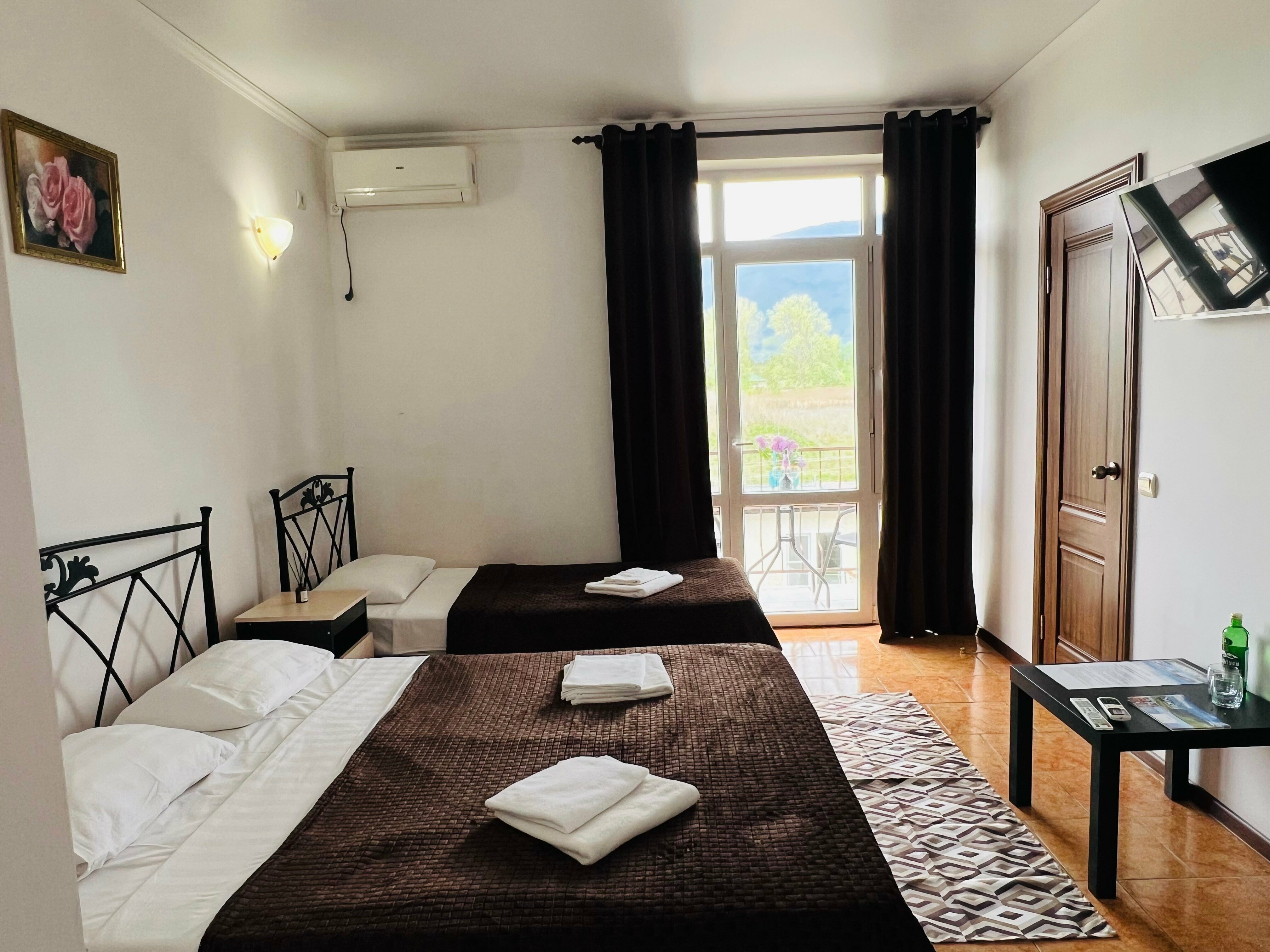 Трехместный номер с балконом