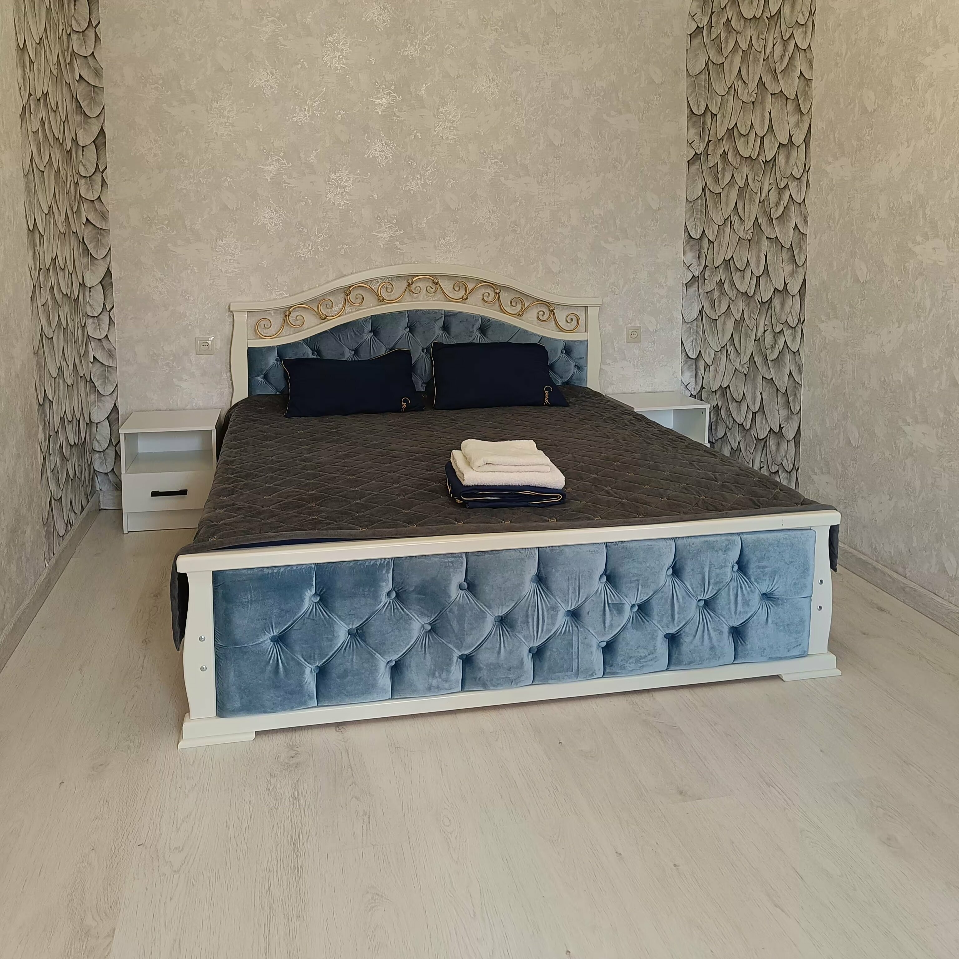 Комната в двухкомнатном номере с двуспальной кроватью и общим санузлом