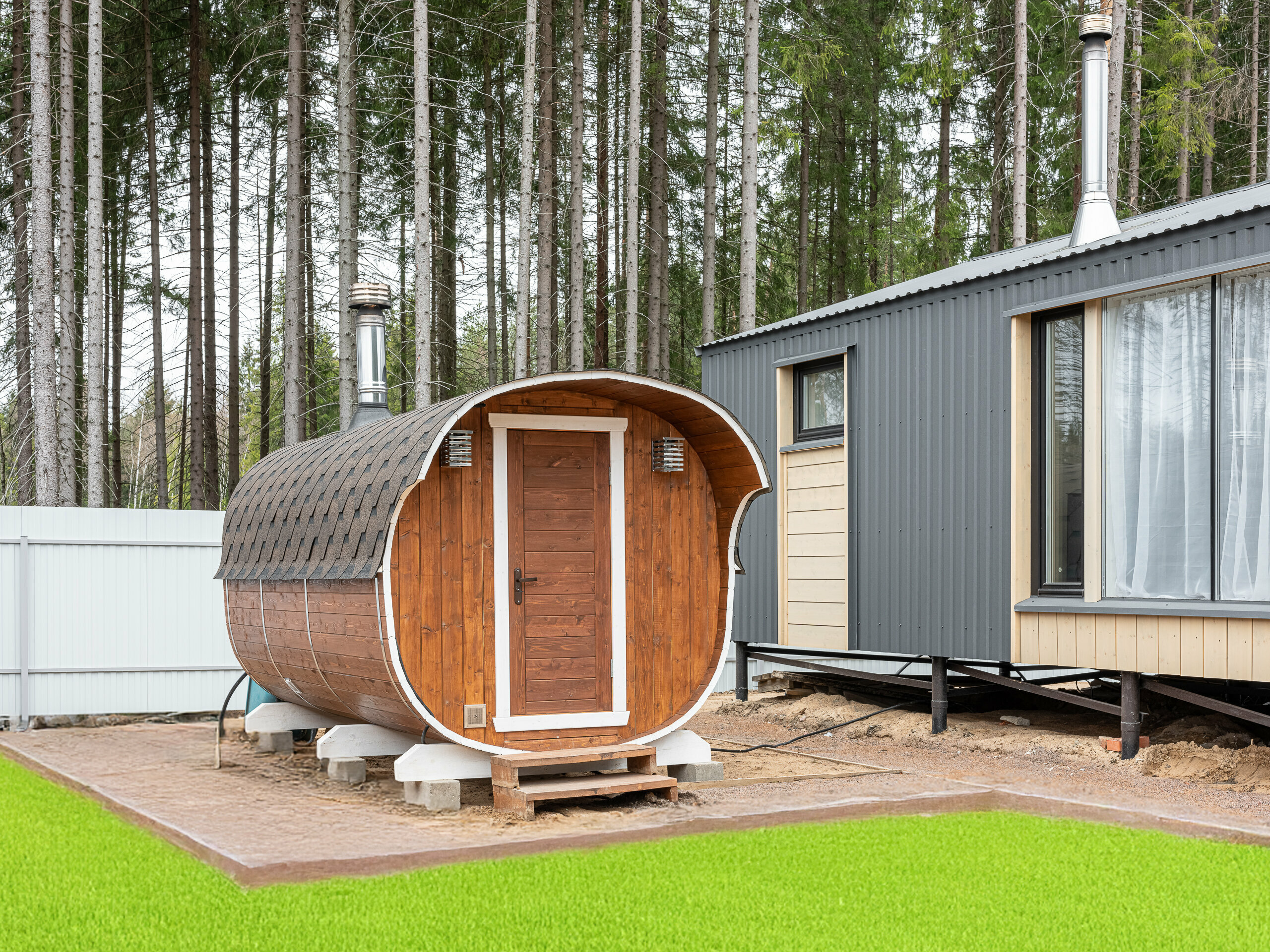 Дом с баней у леса