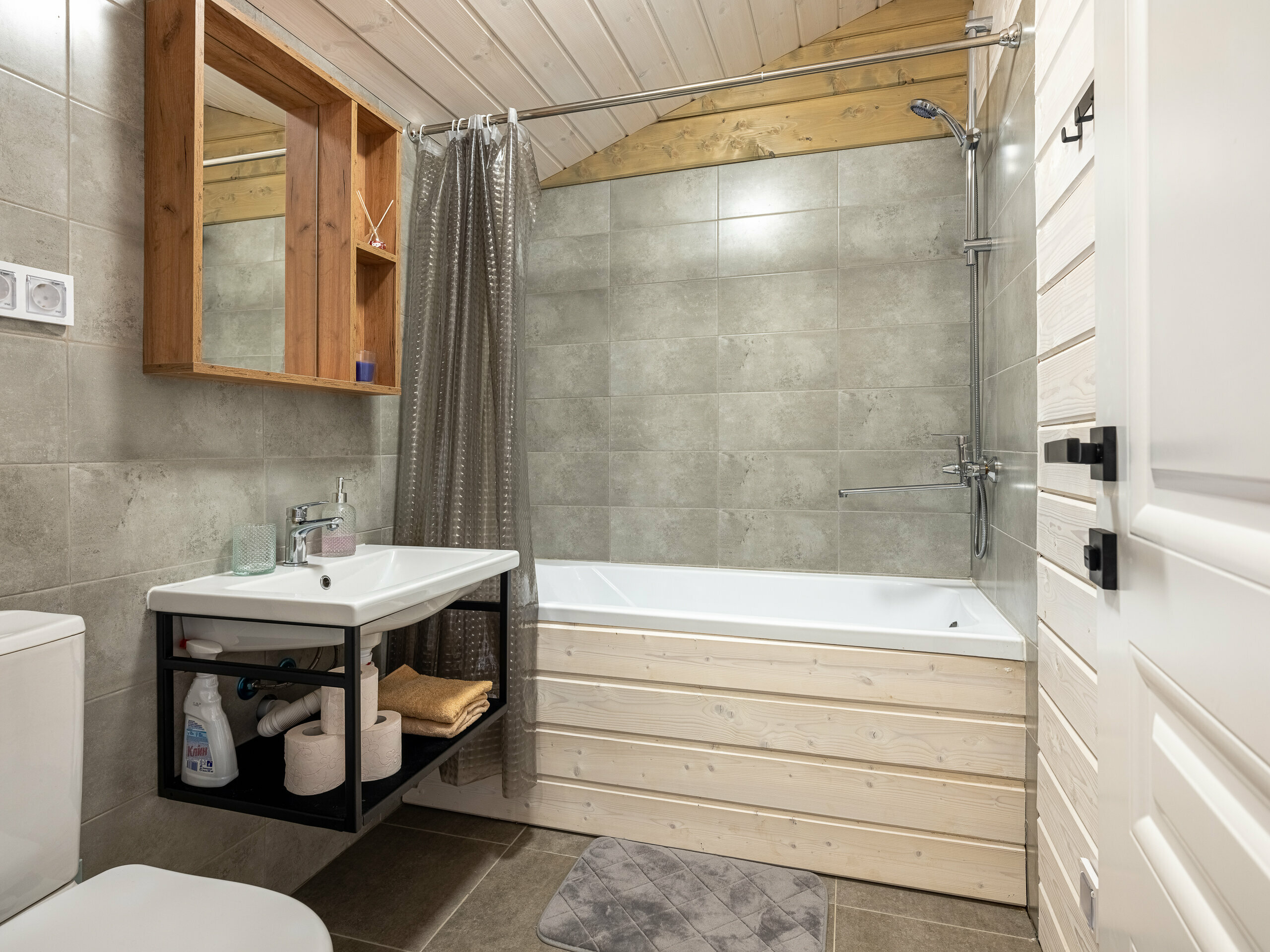 Дом с баней у леса