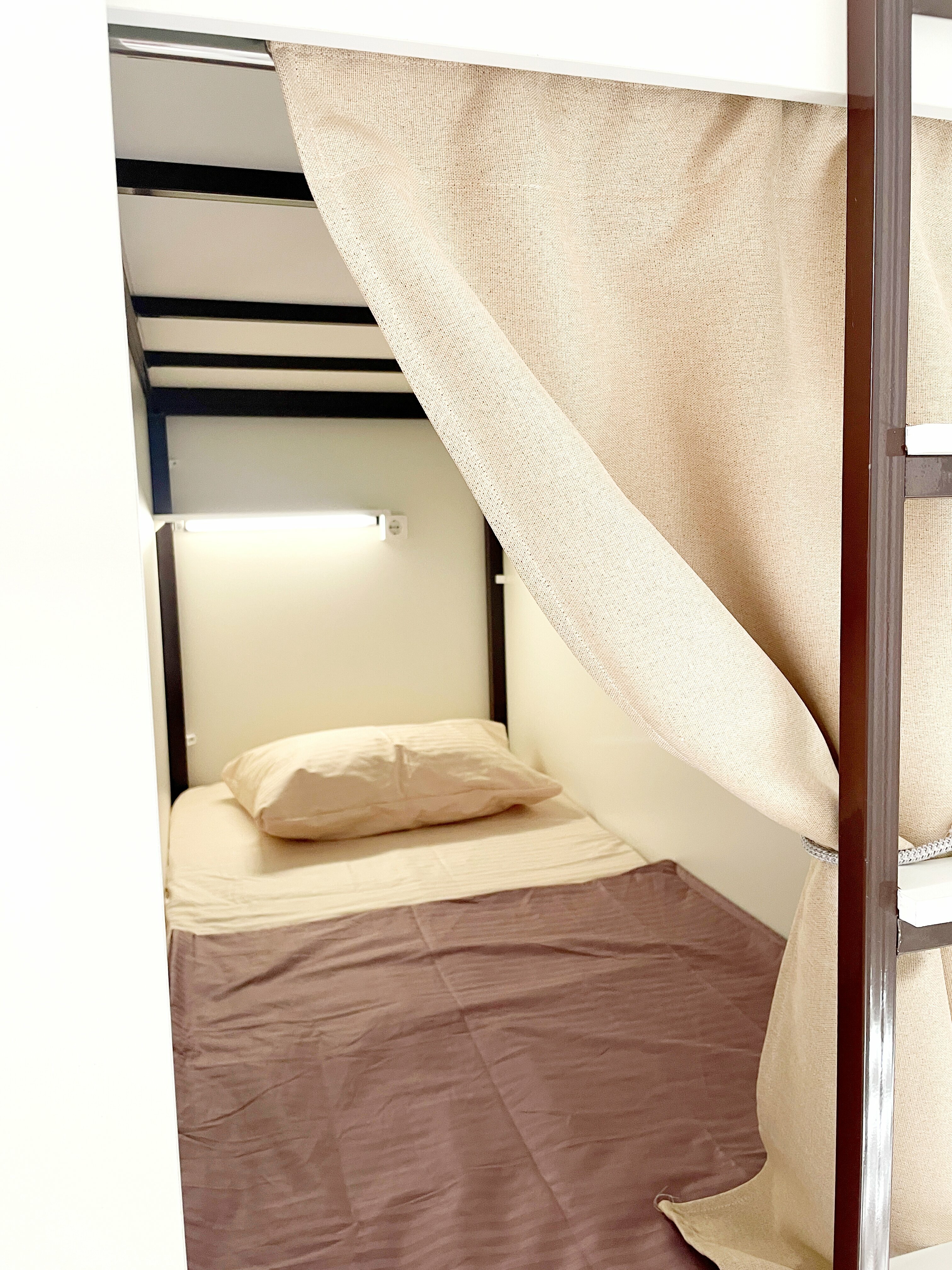 Спальное место на двухъярусной кровати в общем номере для женщин