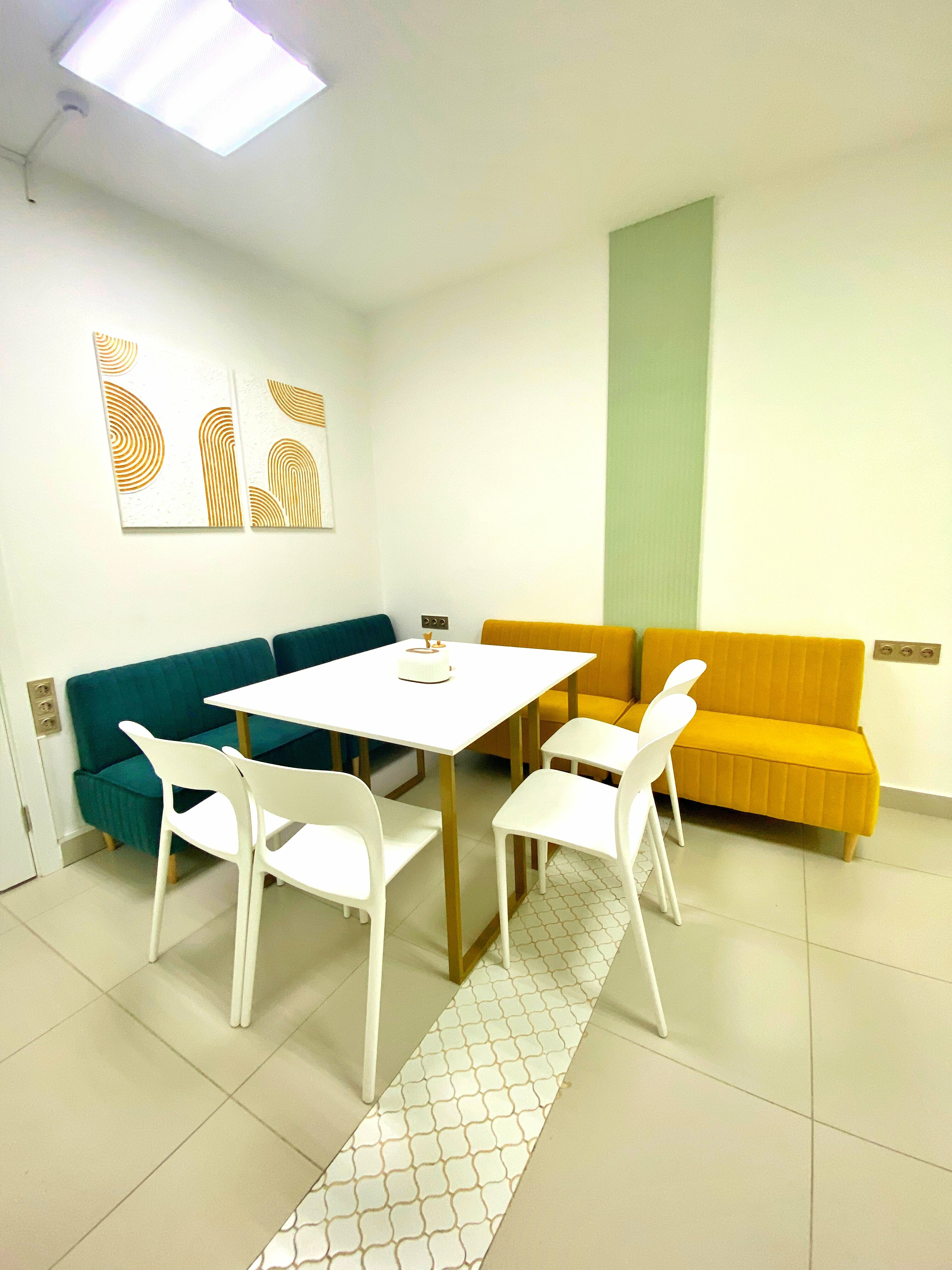 Спальное место на двухъярусной кровати в общем номере для женщин