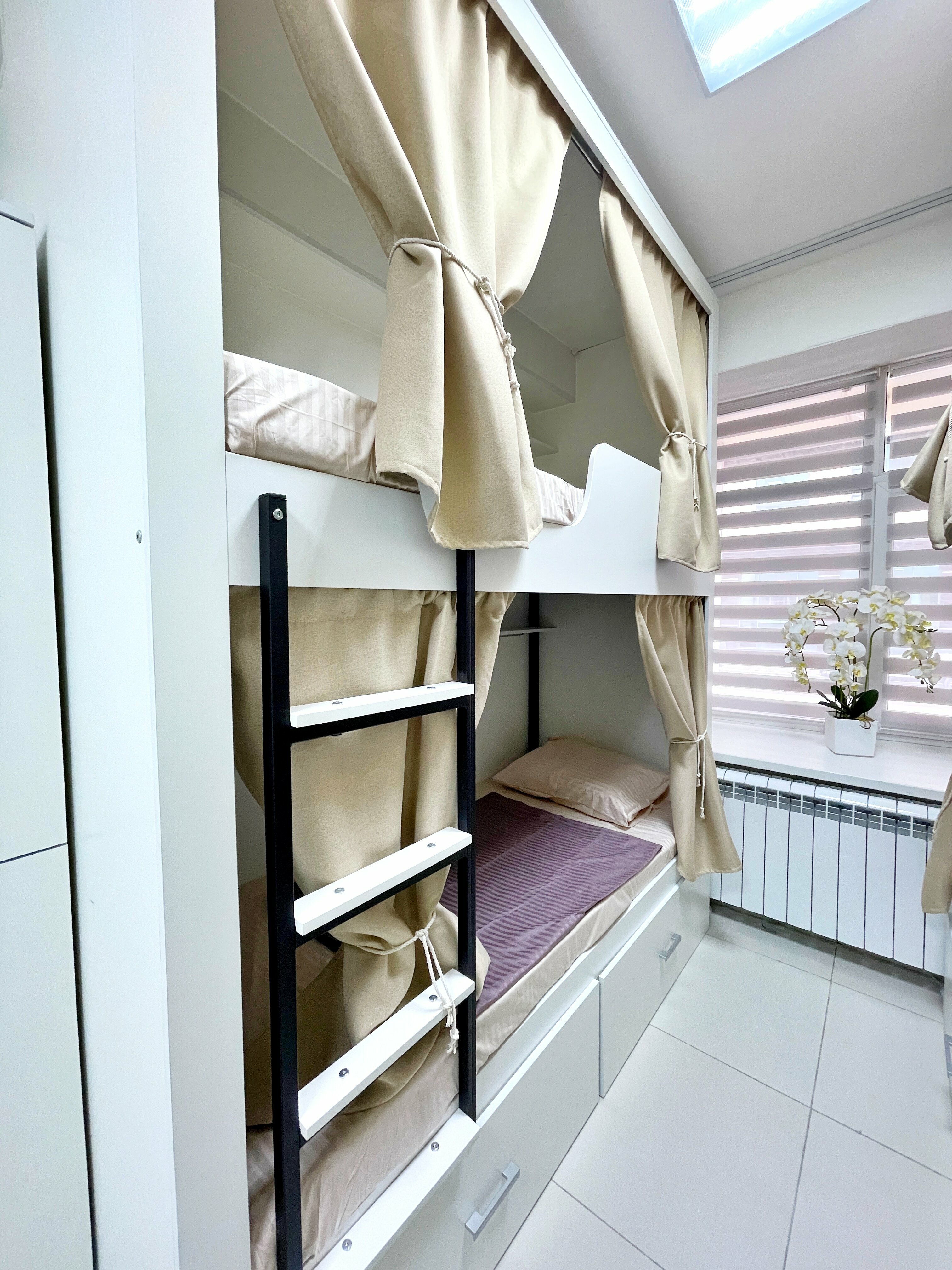 Спальное место на двухъярусной кровати в общем номере для женщин