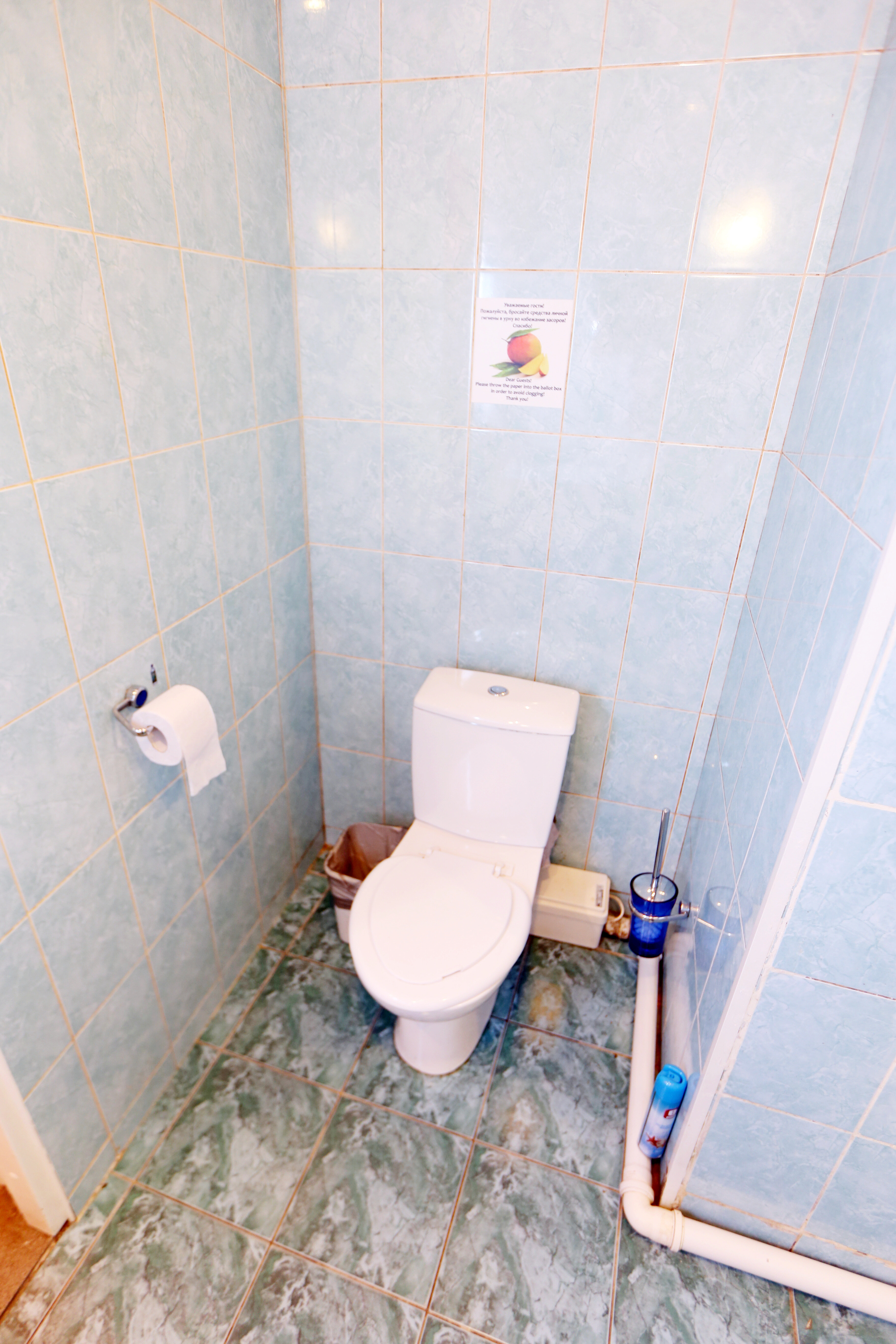 Двухместный номер с 2 отдельными кроватями и общей ванной комнатой