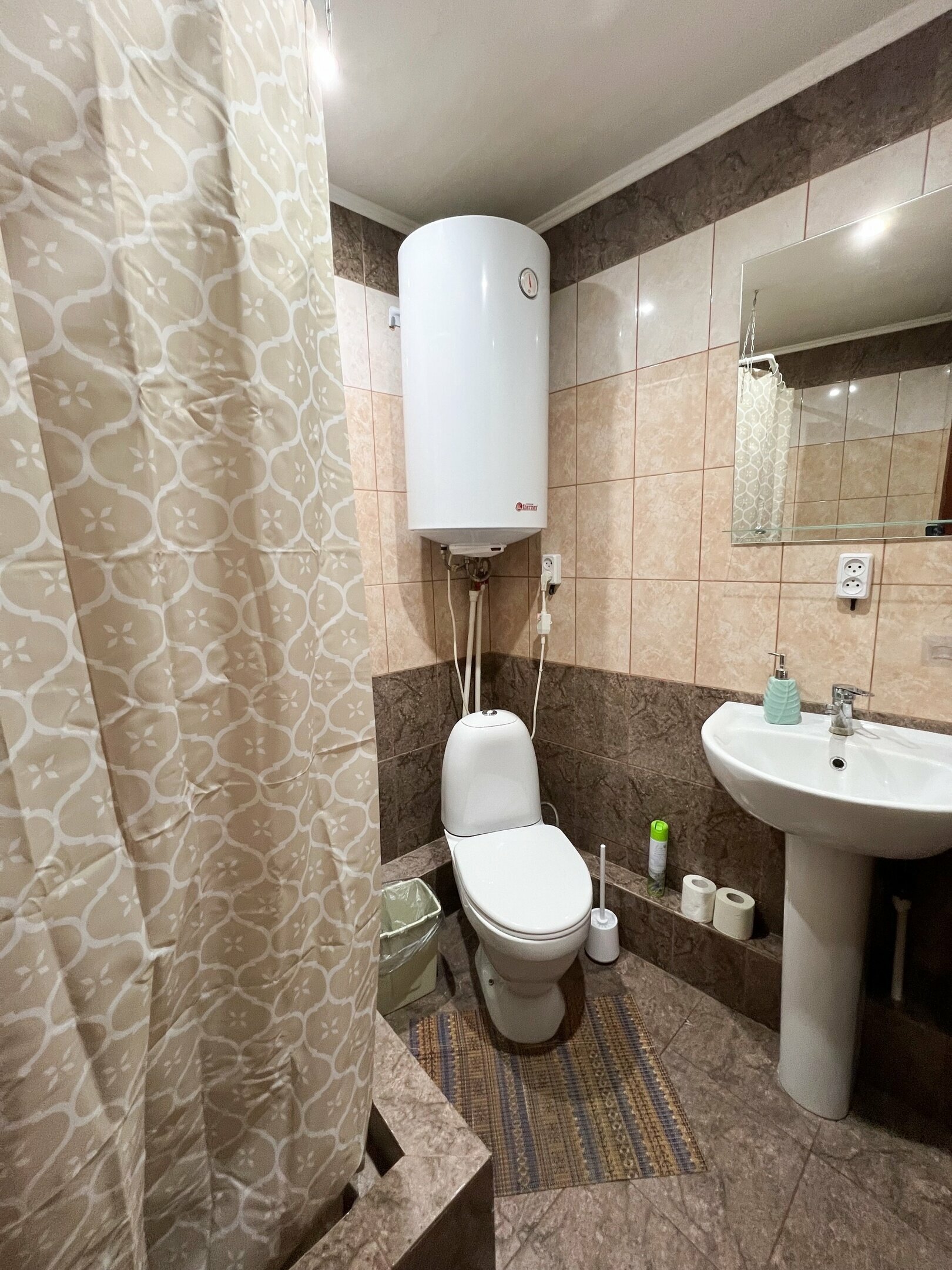 Четырехместный номер с удобствами на втором этаже с балконом