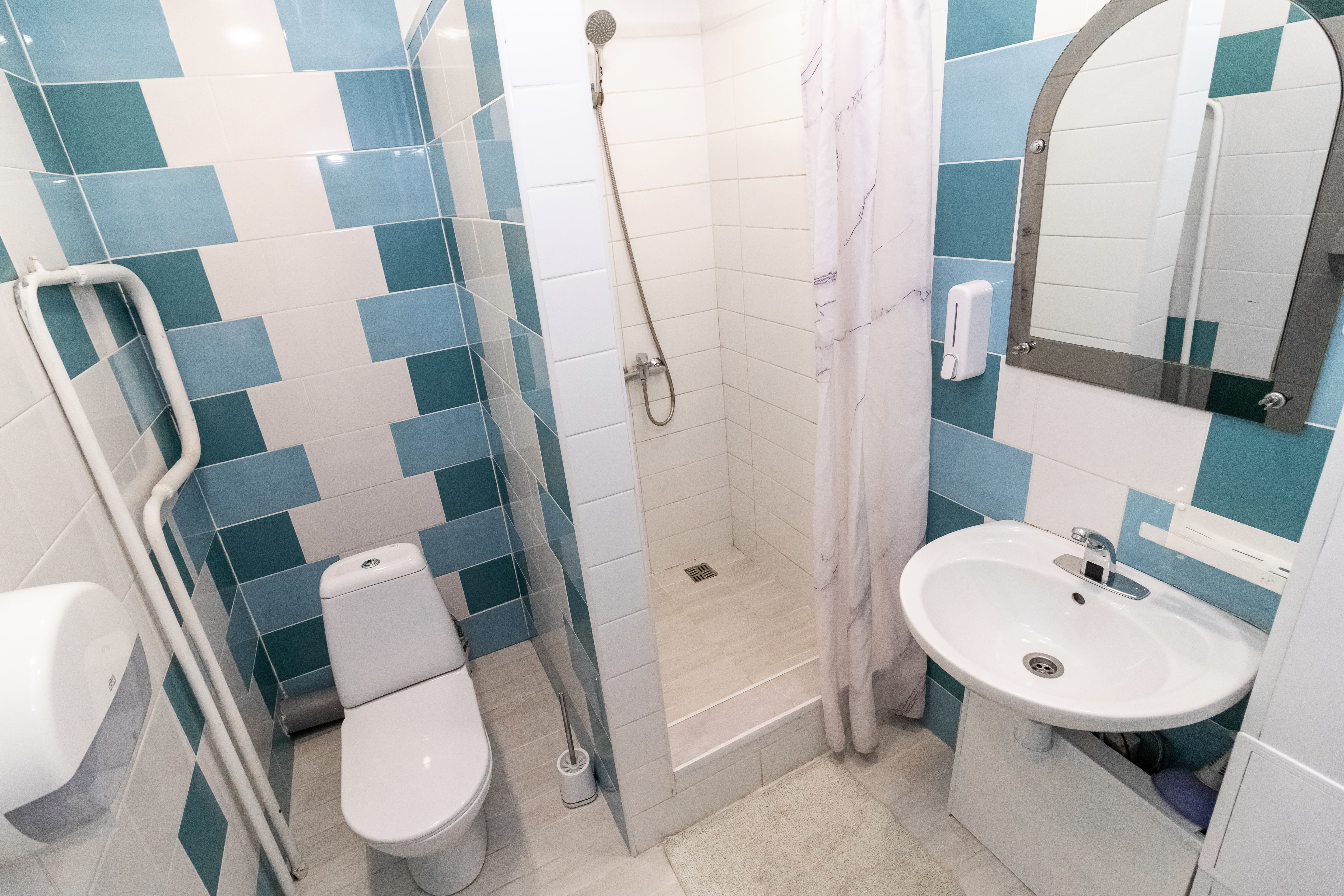 Спальное место на двухъярусной кровати в общем номере для мужчин и женщин