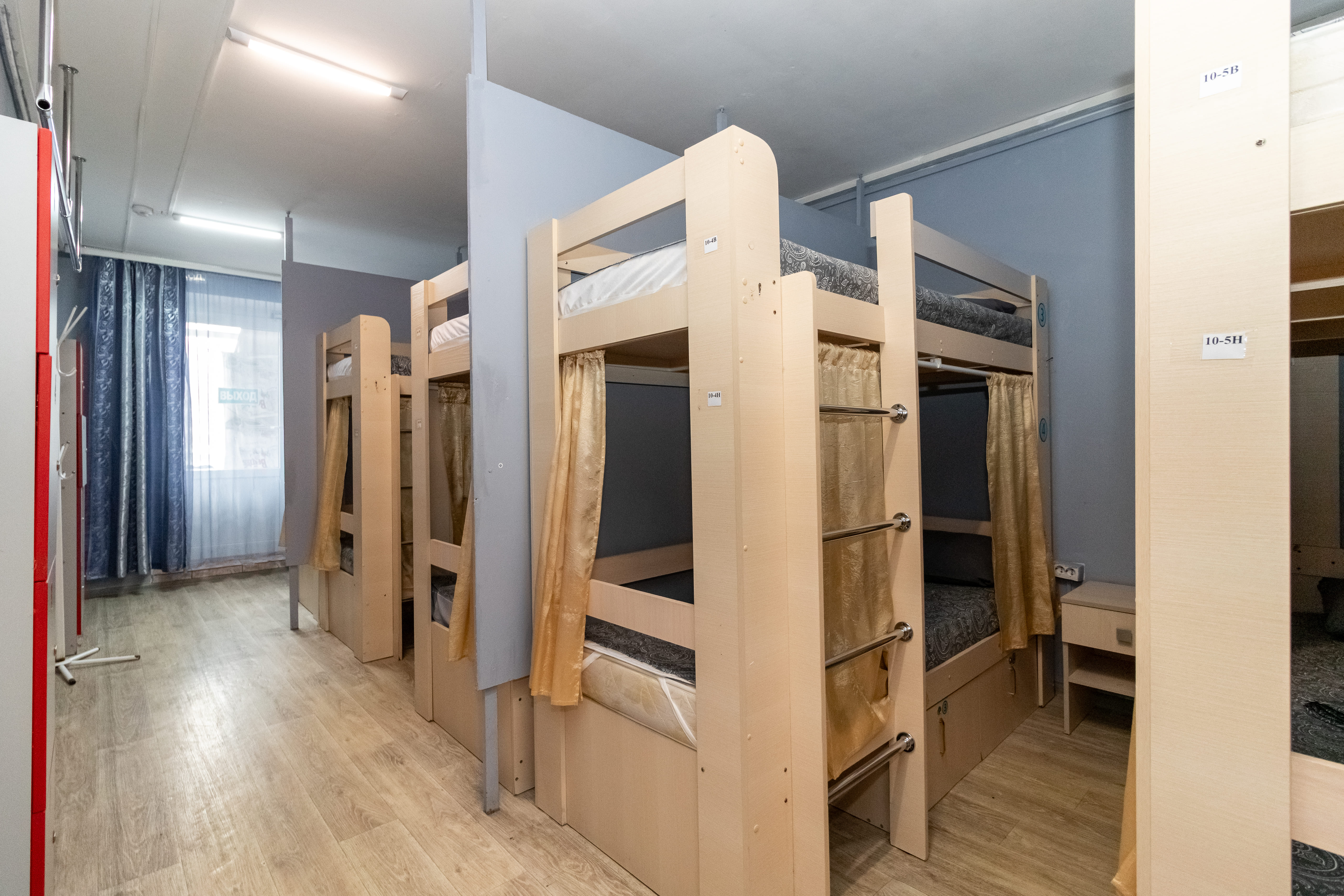 Спальное место на двухъярусной кровати в общем номере для мужчин и женщин