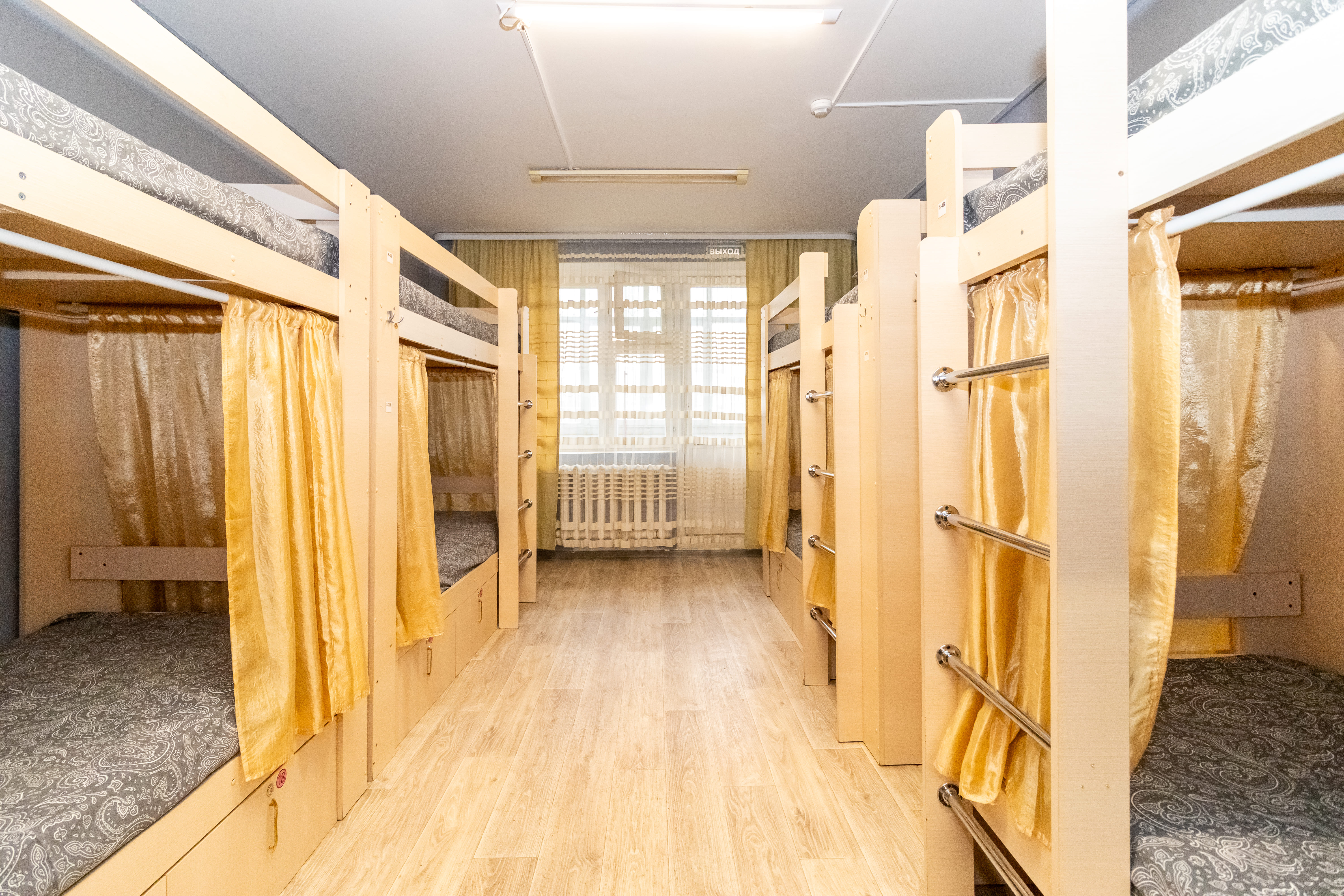 Спальное место на двухъярусной кровати в общем номере для мужчин и женщин
