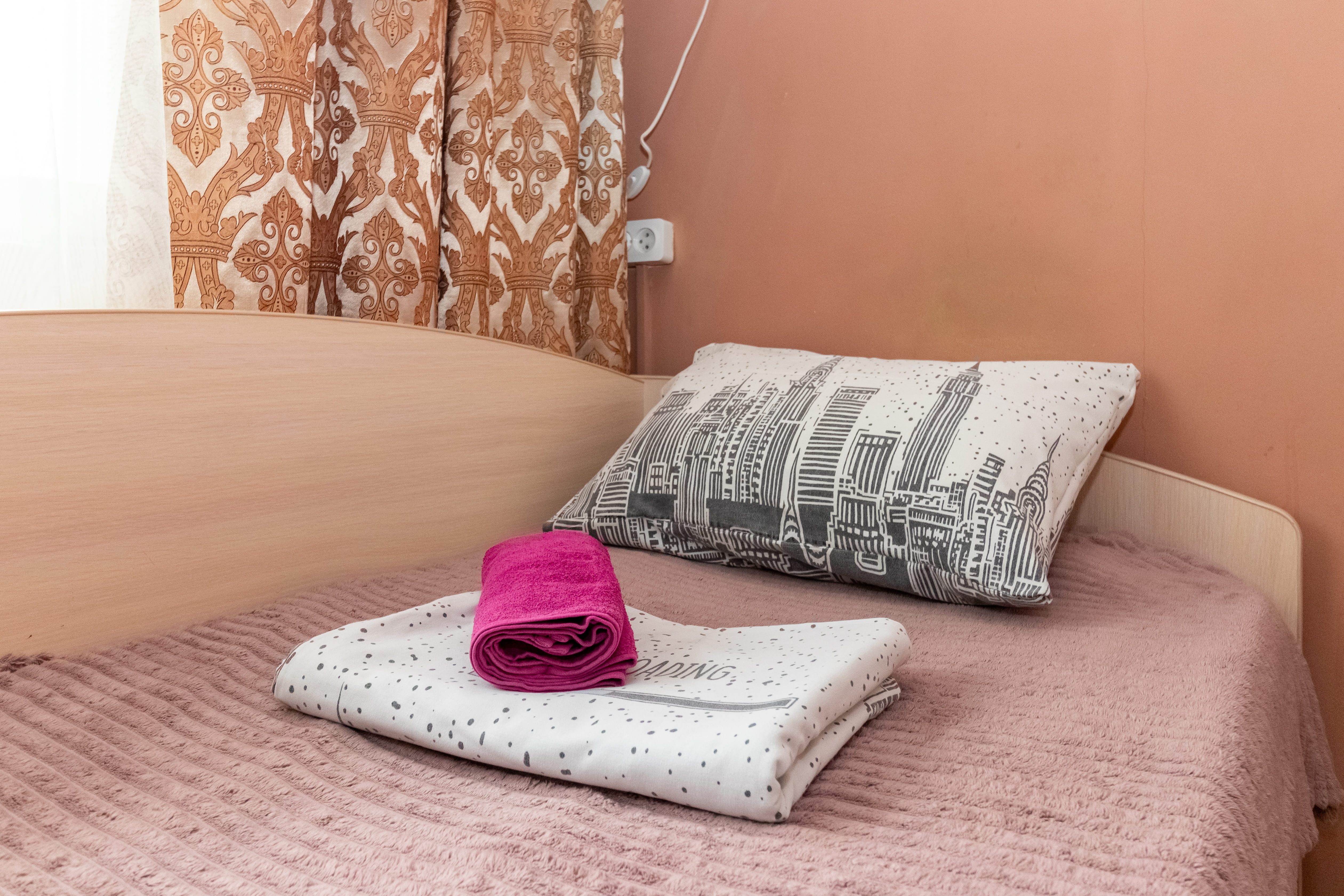 Односпальная кровать в общем номере для женщин