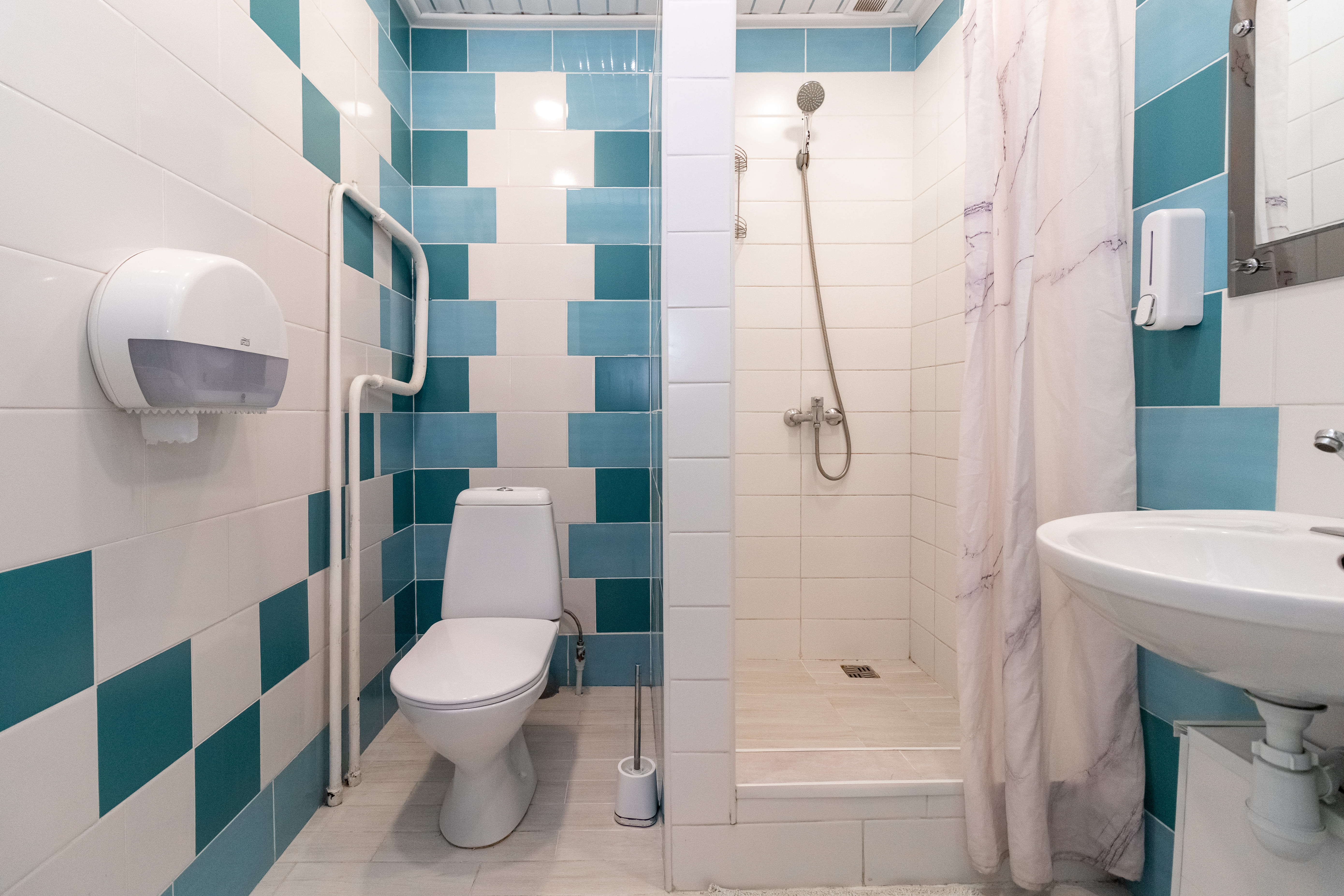 Спальное место на двухъярусной кровати в общем номере для мужчин и женщин