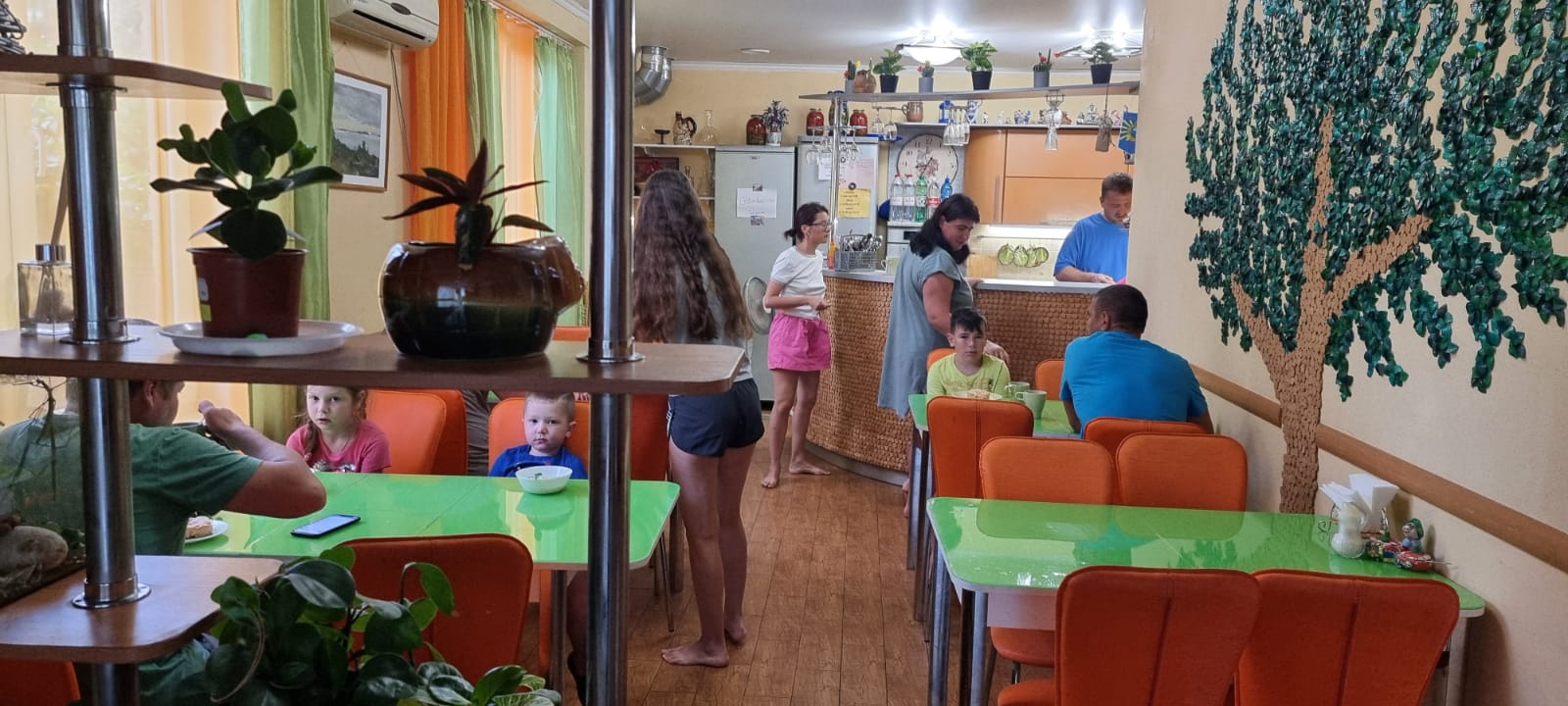 Трехместный номер с собственной ванной комнатой вне номера