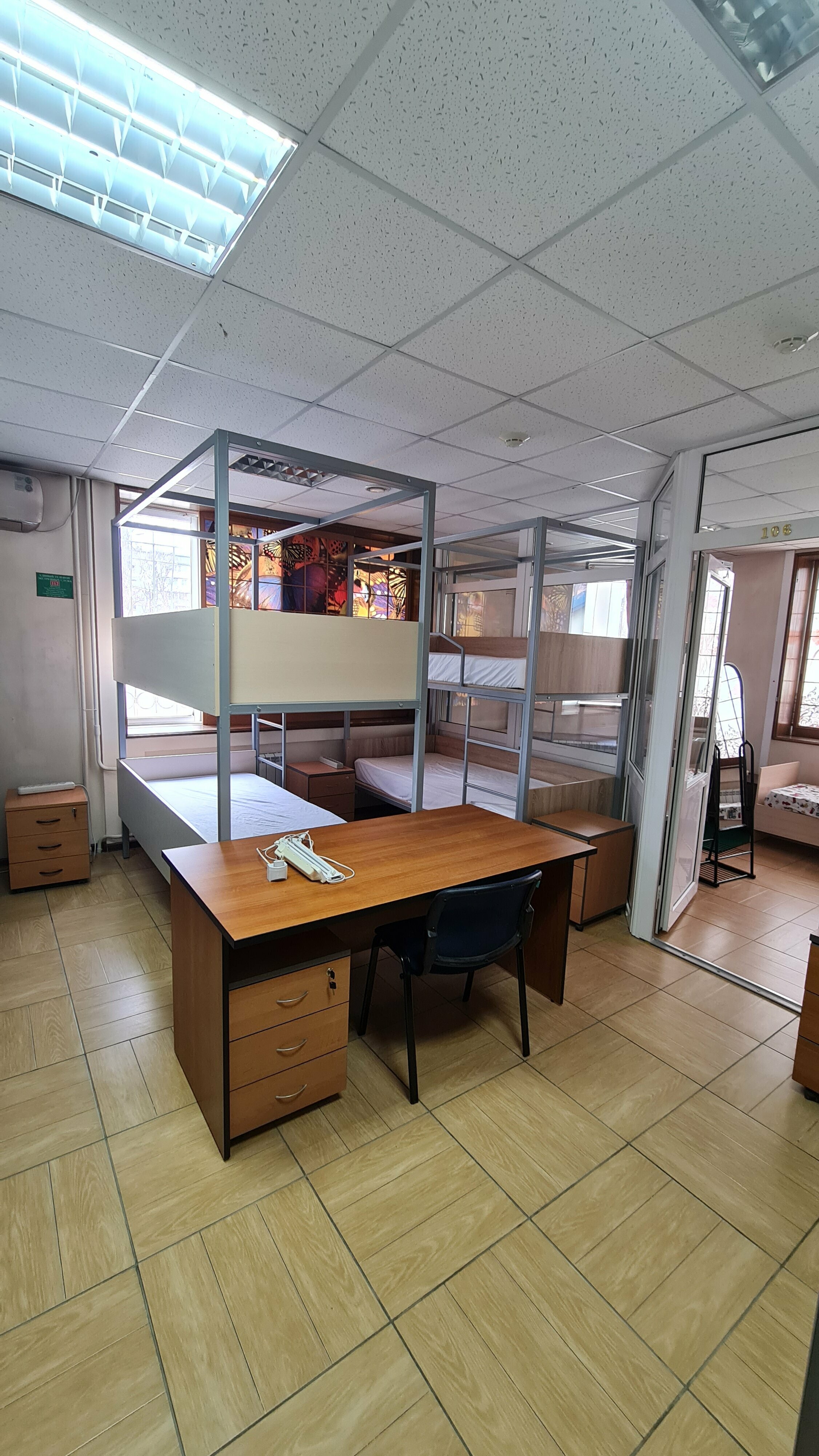 Спальное место на двухъярусной кровати в общем номере для мужчин и женщин