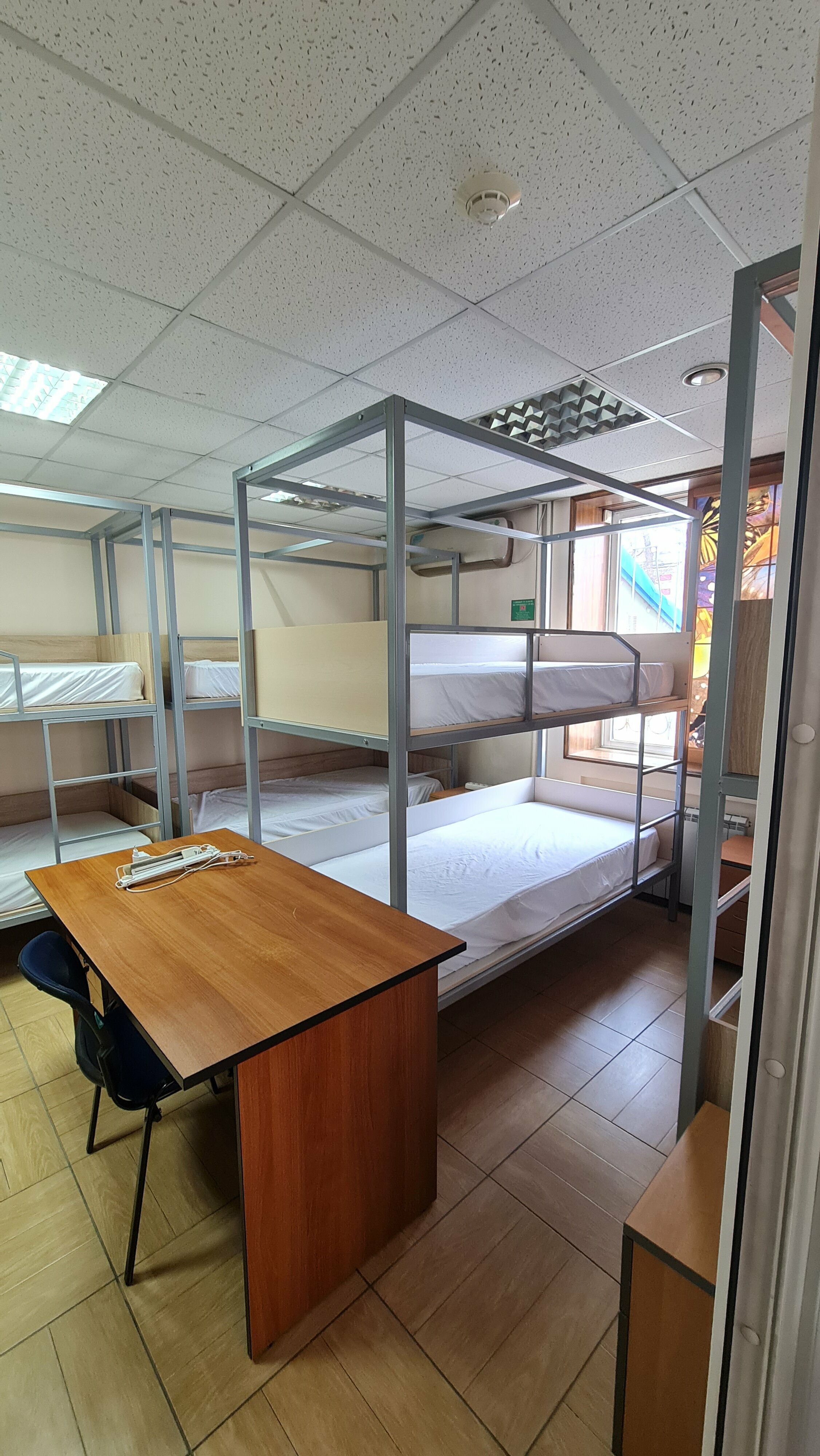 Спальное место на двухъярусной кровати в общем номере для мужчин и женщин